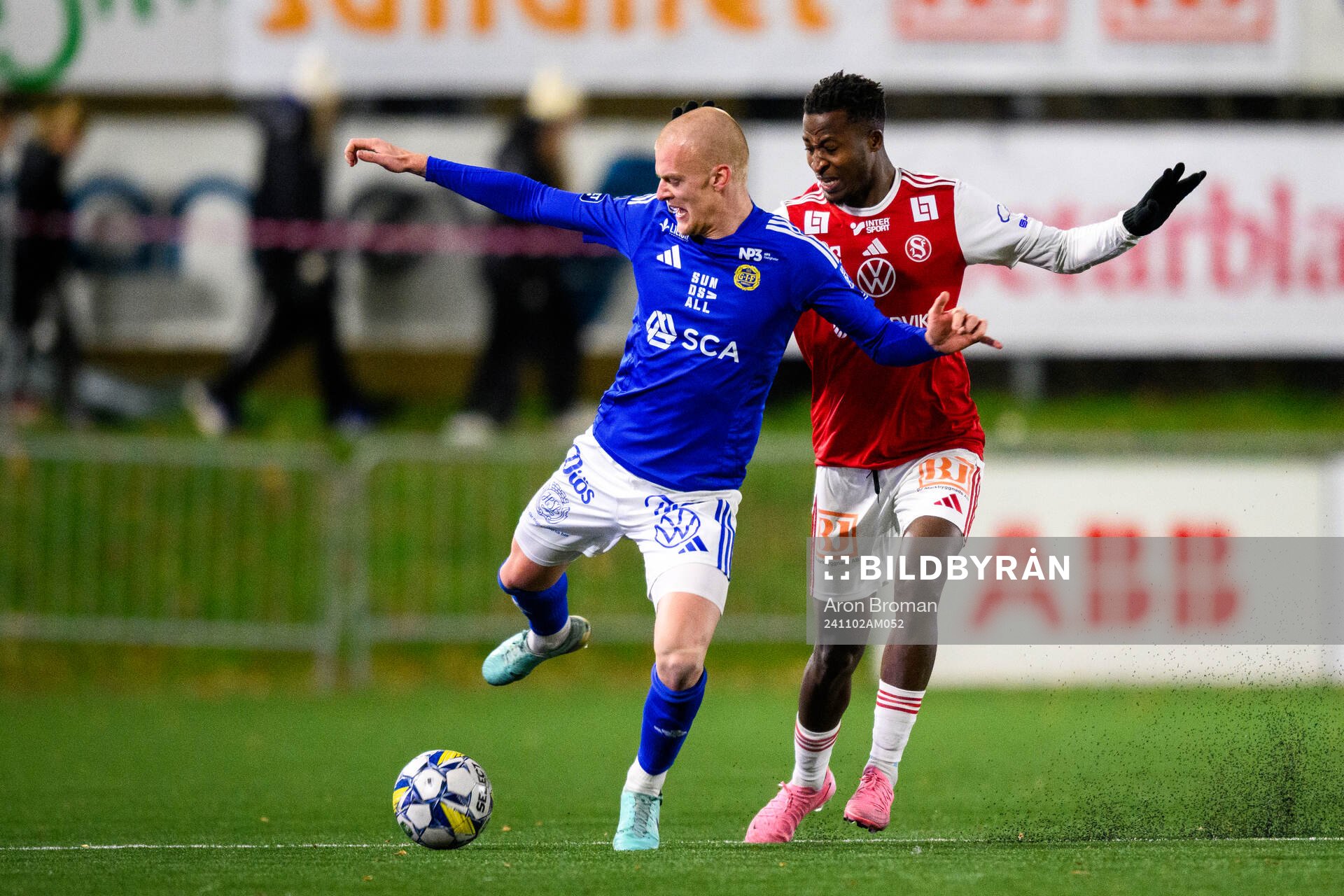 GIF Sundsvalls Lucas Forsberg och Sandvikens IFs Lague Byiringiro under fotbollsmatchen i Superettan mellan Sandvikens IF och GIF Sundsvall den 2 november 2024 i Sandviken.