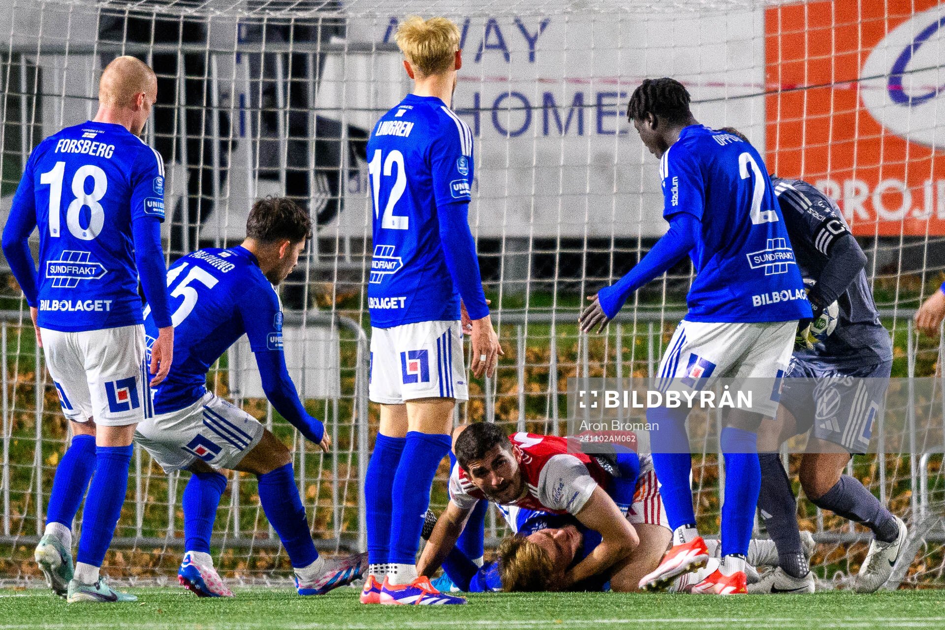 GIF Sundsvalls målvakt Jonas Olsson, Ludvig Svanberg och Sandvikens IFs Taulant Parallangaj under fotbollsmatchen i Superettan mellan Sandvikens IF och GIF Sundsvall den 2 november 2024 i Sandviken.