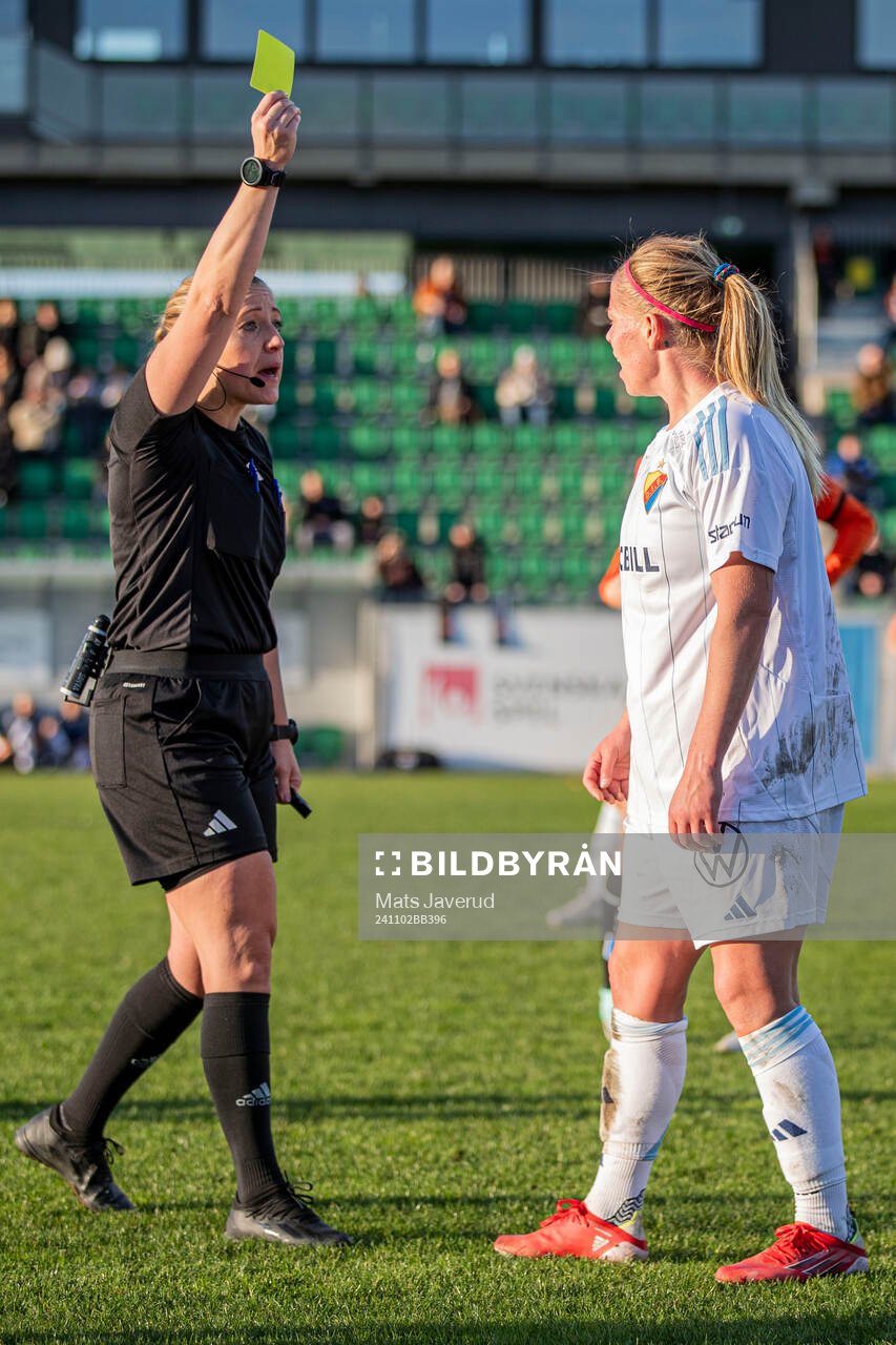 Djurgårdens Therese Åsland varnas av Domare Cecilia Ekwall