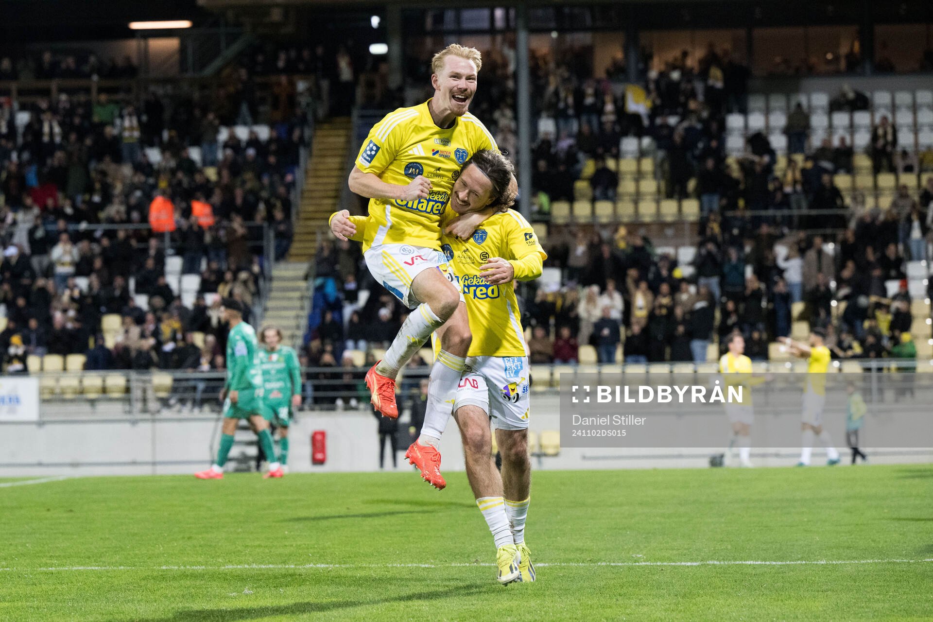 Falkenbergs FFs Rasmus Andersson och Linus Borgström jublar