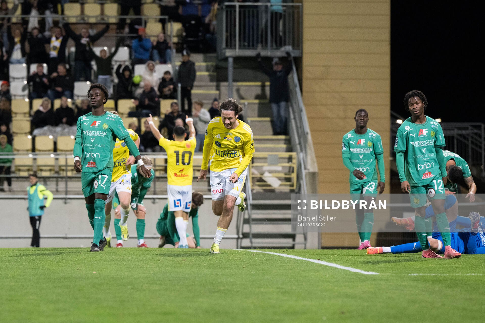 BK Olympics Martins Egbe och Banabas Tagoe deppar och