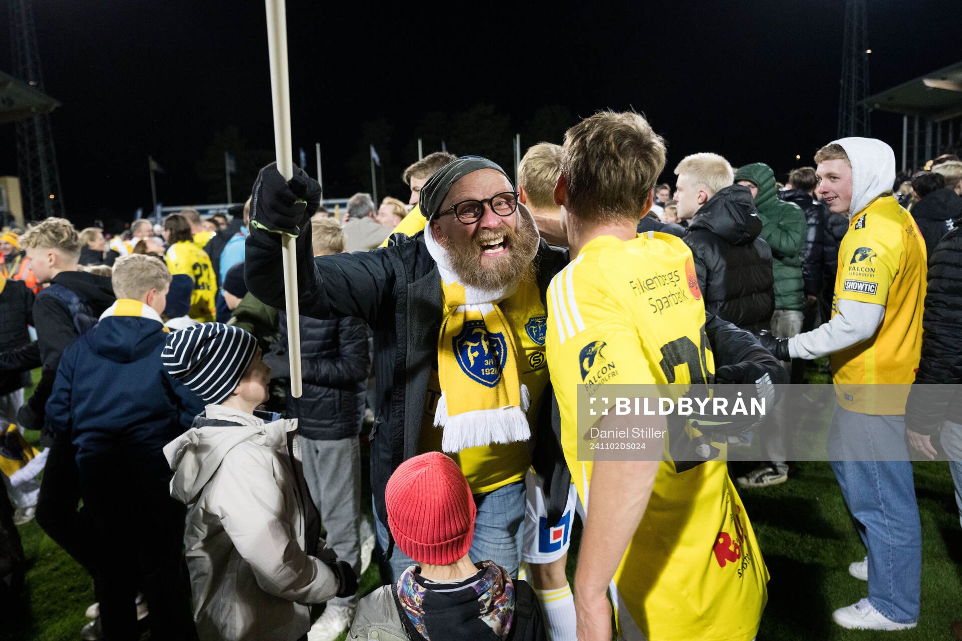 Falkenbergs fans jublar med spelarna