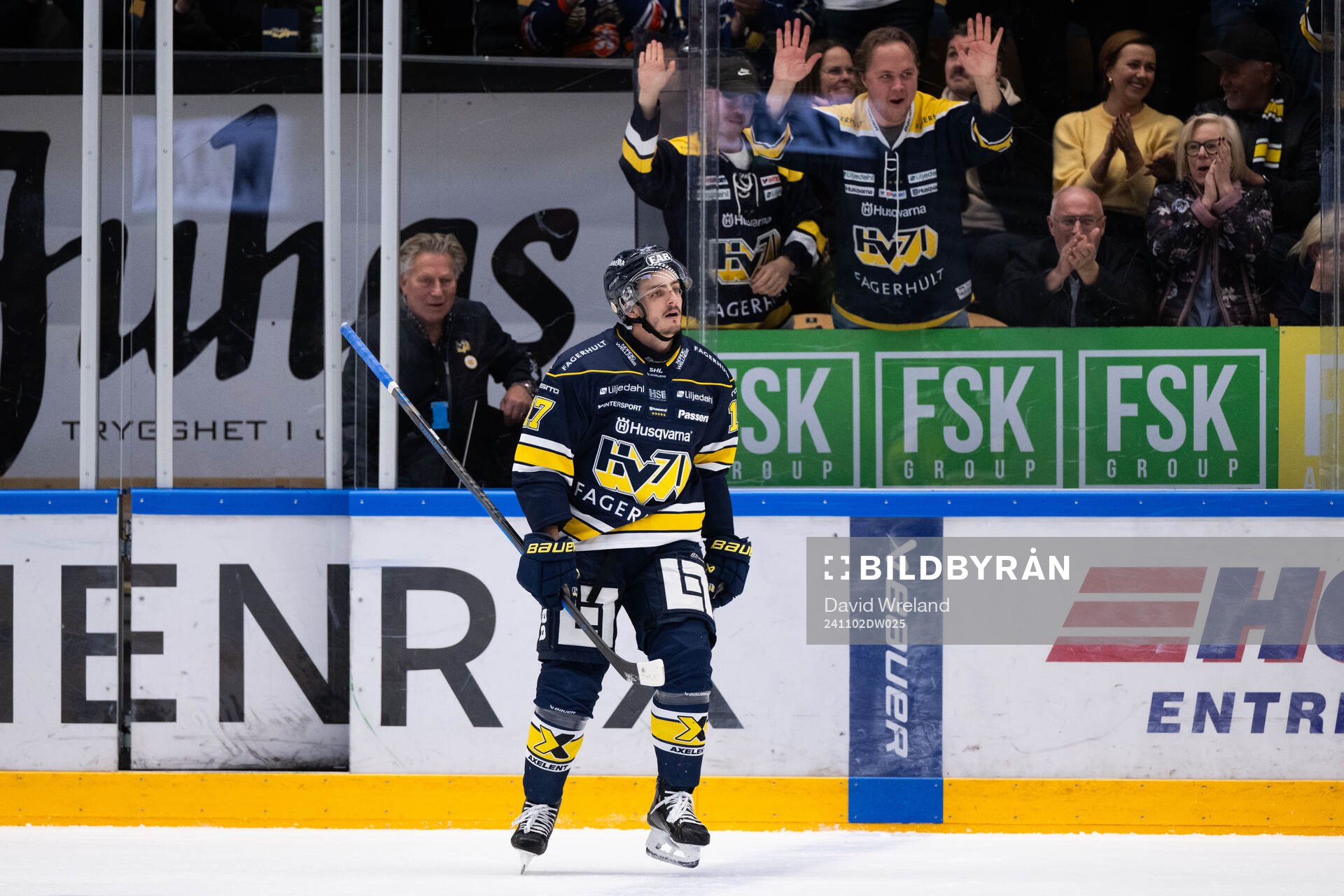 HV71s Isac Brännström jublar