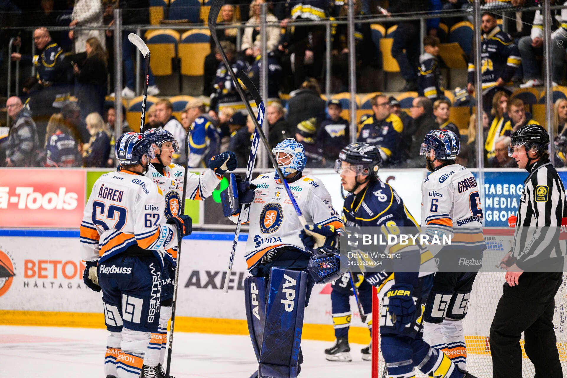 Växjös målvakt Emil Larmi  jublar