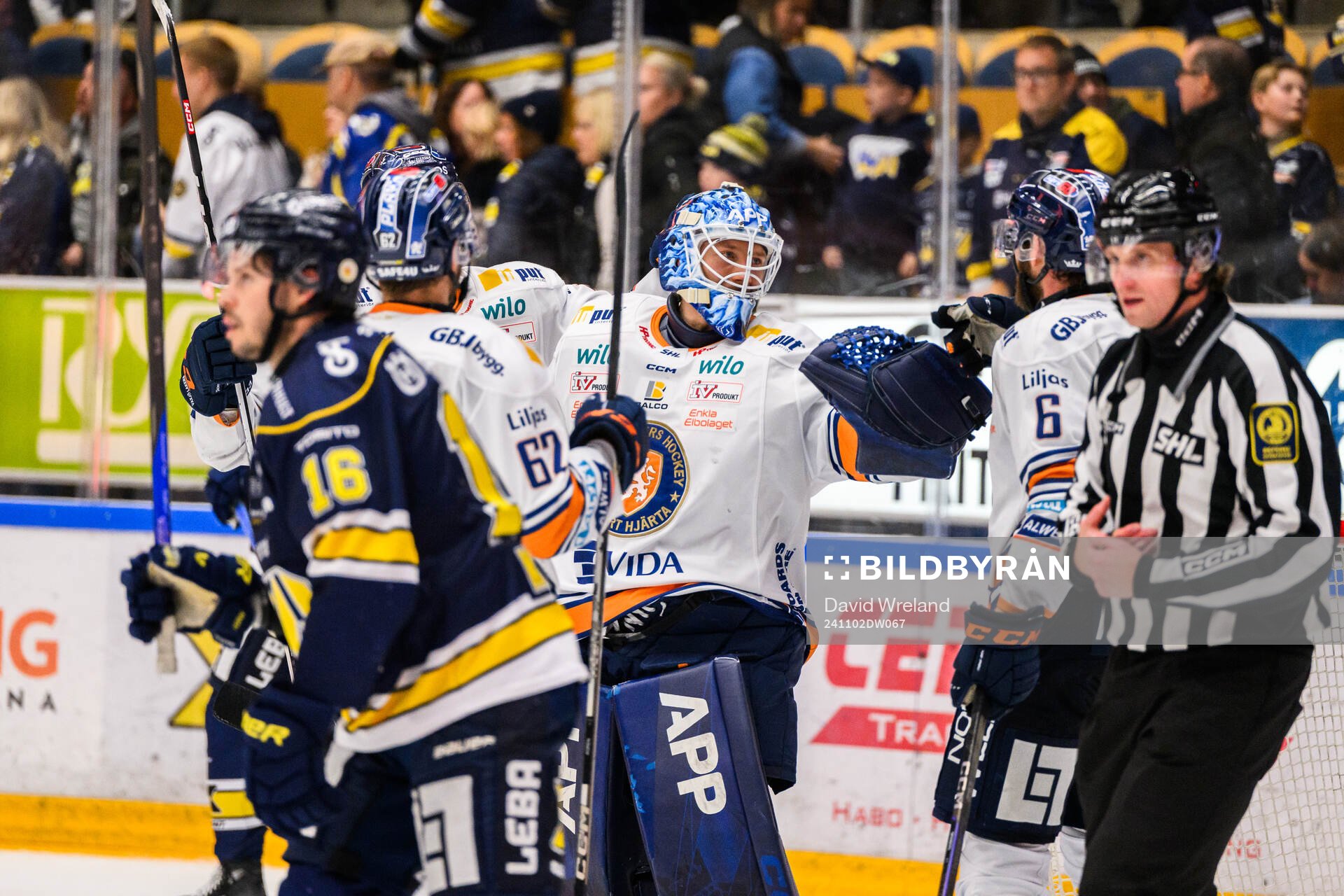 Växjös målvakt Emil Larmi  jublar