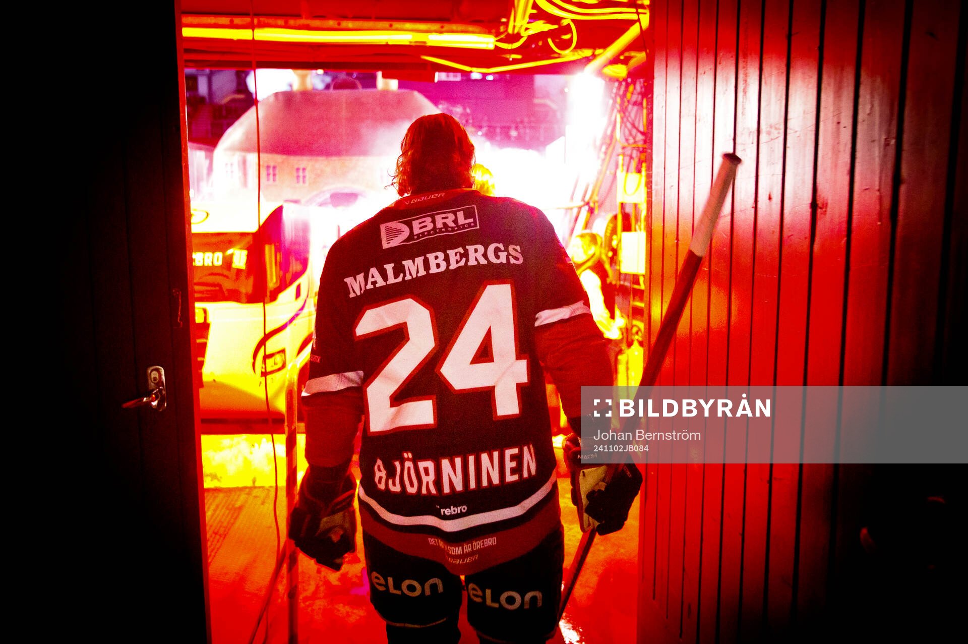 Örebros Hannes Björninen på väg ut till matchen