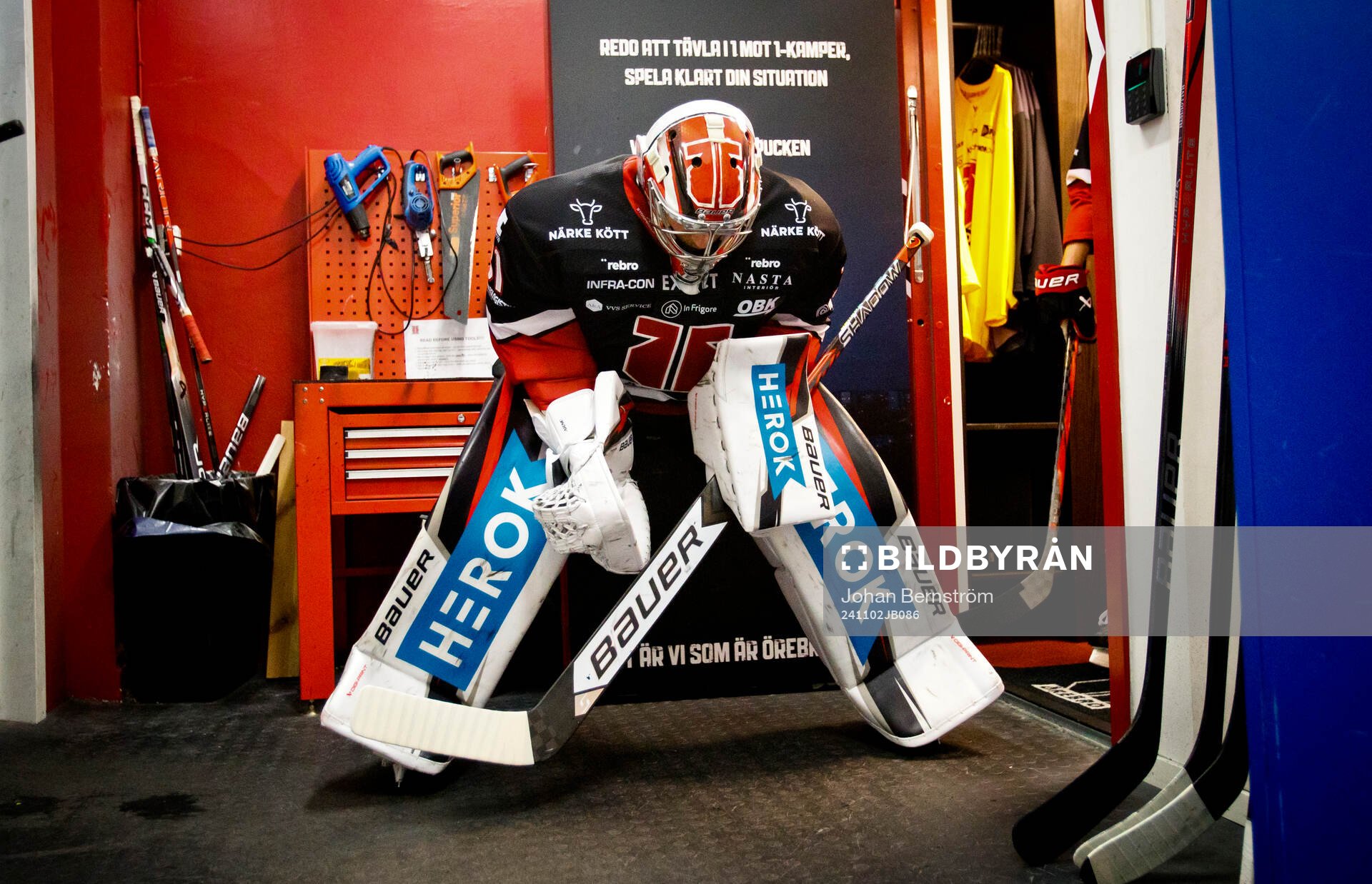Örebros målvakt Jonas Arntzen på väg ut till matchen