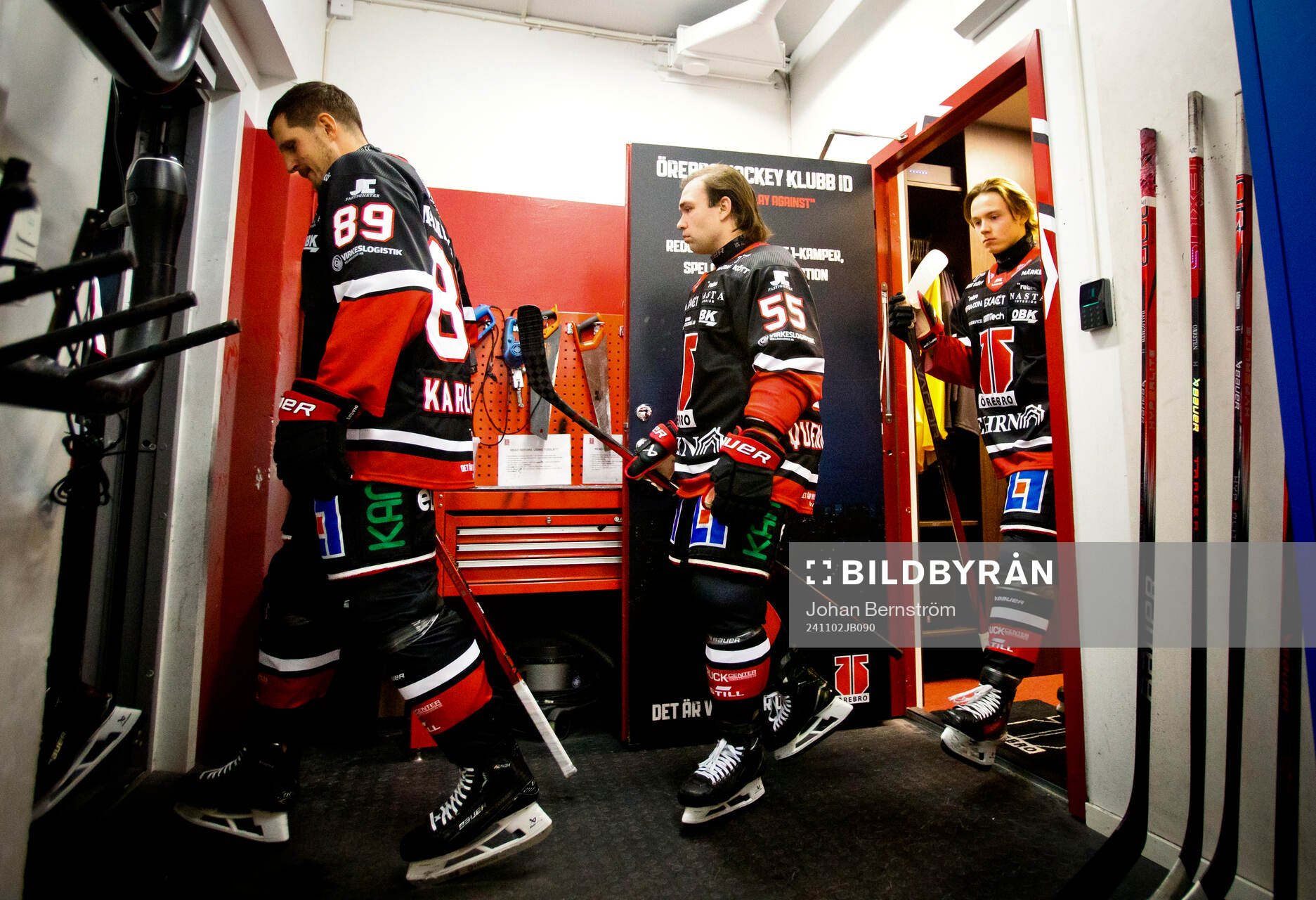 Örebros David Quenneville på väg ut till matchen
