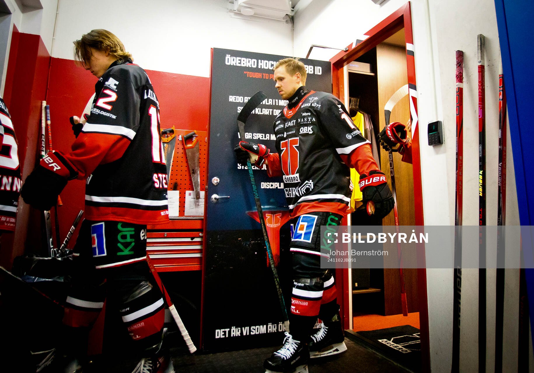 Örebros Kalle Kossila på väg ut till matchen