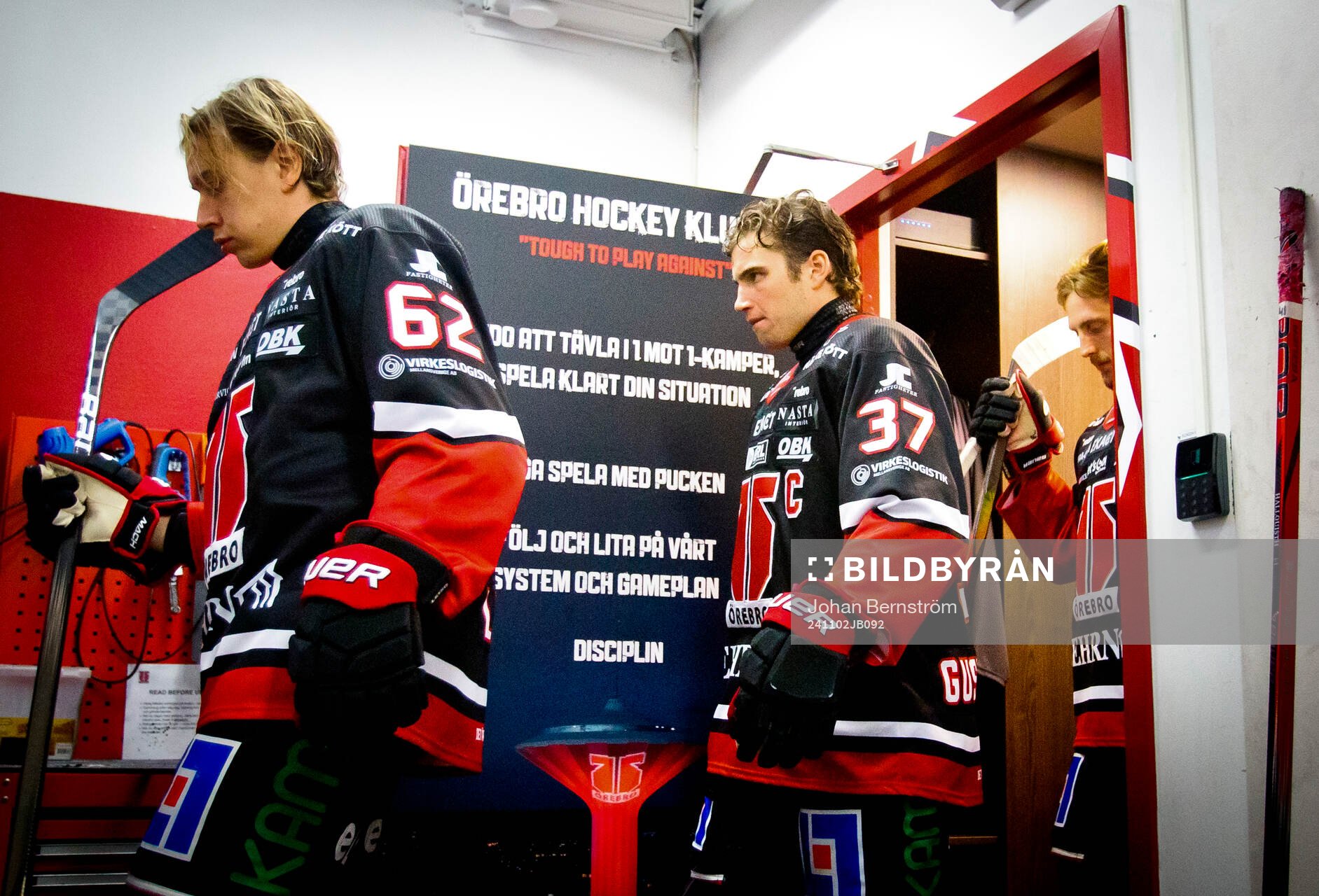 Örebros Robert Leino och Glenn Gustafsson på väg ut till