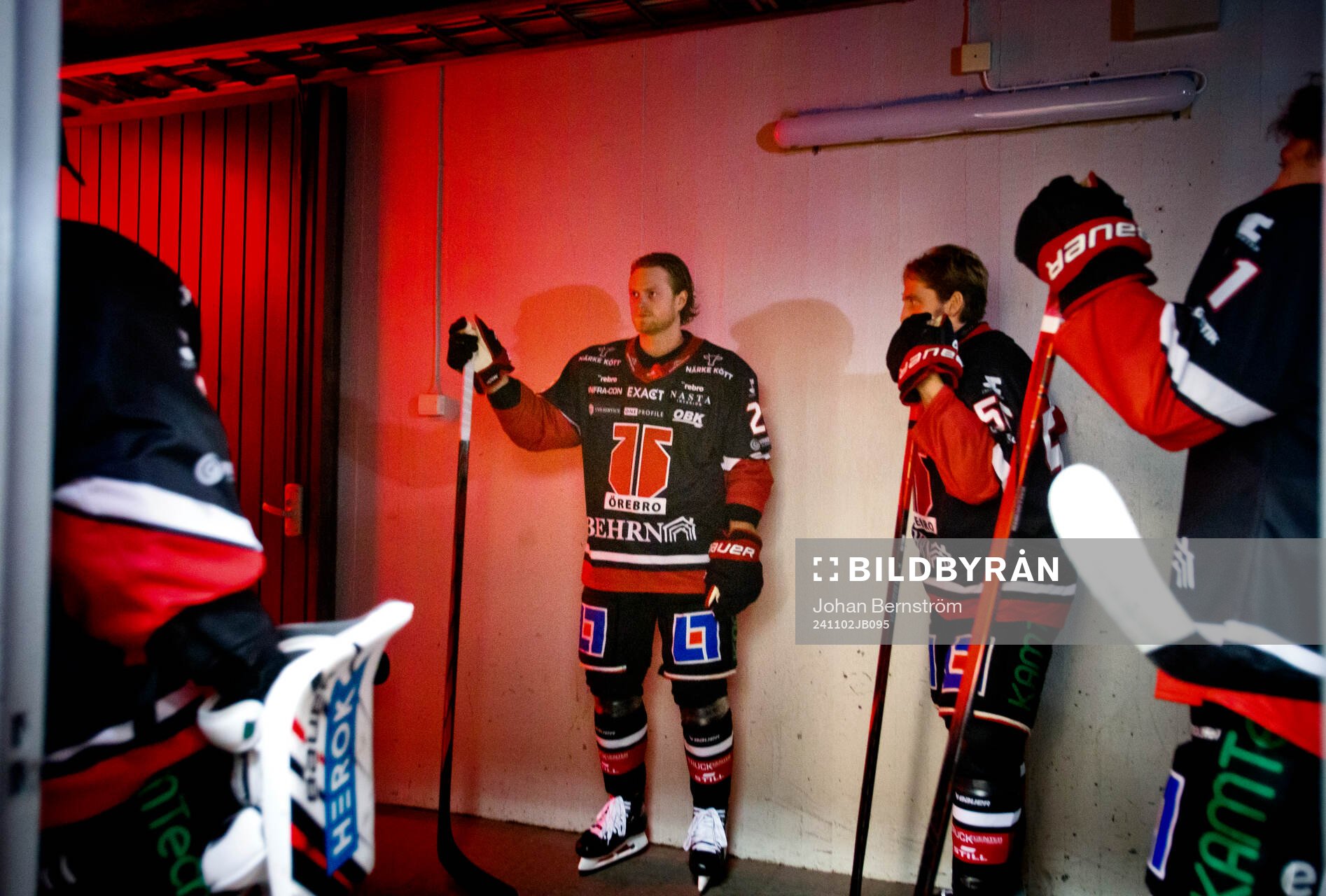 Örebros Linus Arnesson och Robin Norell på väg ut till