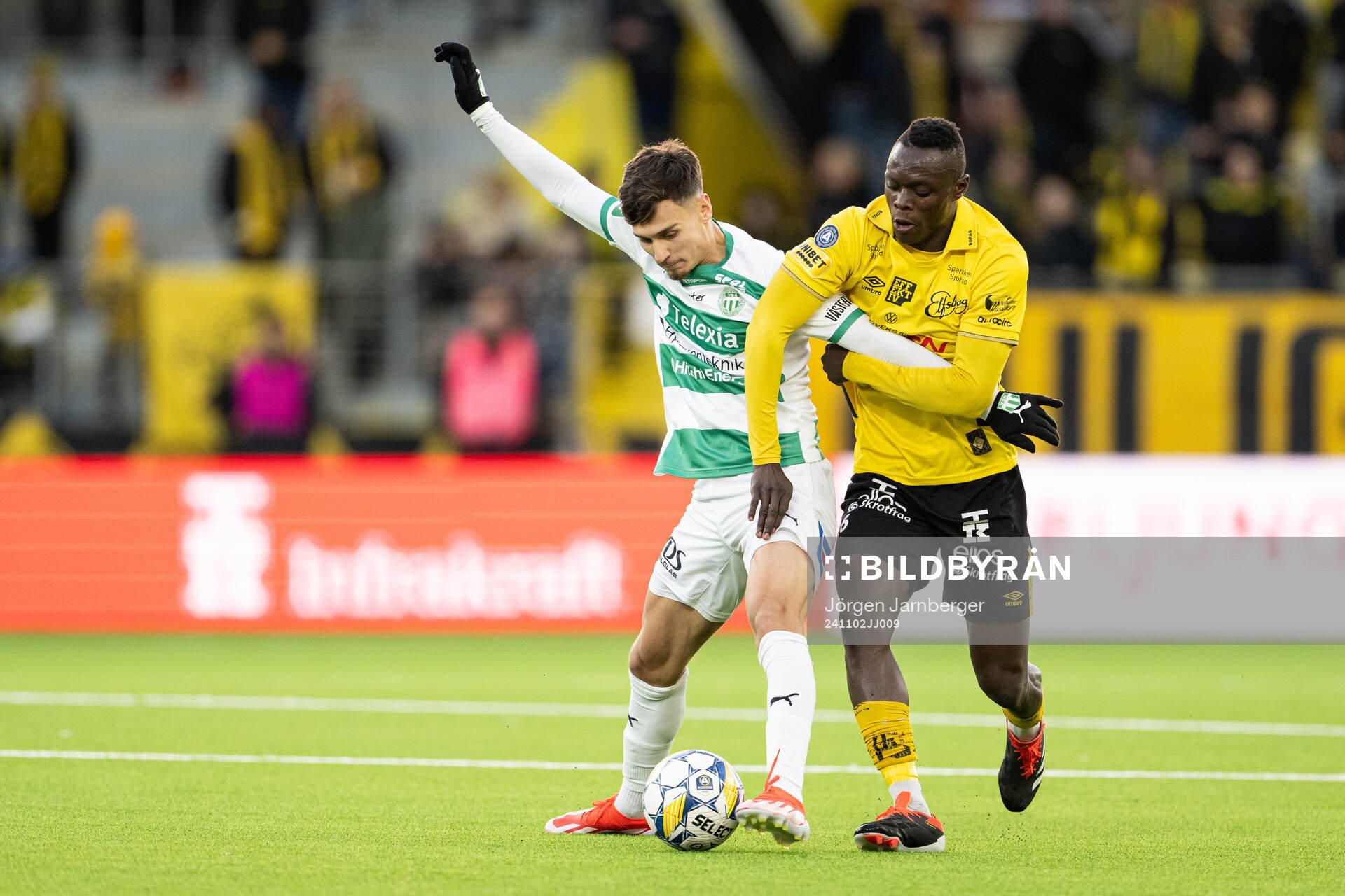 Västerås Camil Jebara och Elfsborgs Terry Yegbe under fotbollsmatchen i Allsvenskan mellan Elfsborg och Västerås den 2 november 2024 i Borås.
