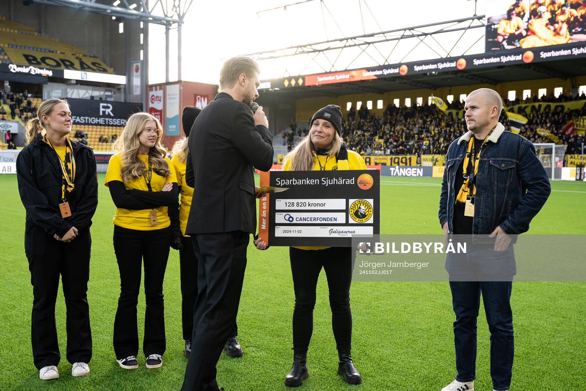Supporterklubben Guliganerna överlämnade check till