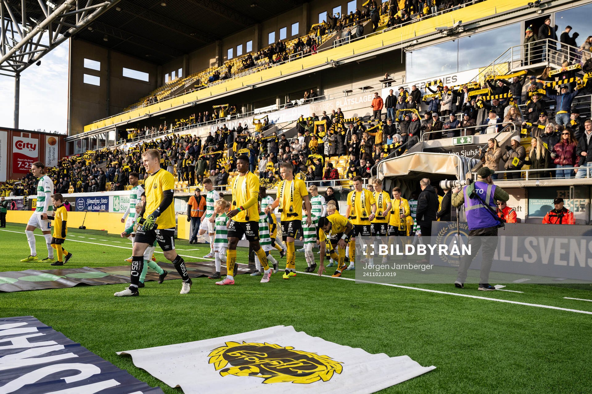 Elfsborgs spelare med tröja för att hylla Klas Ingesson