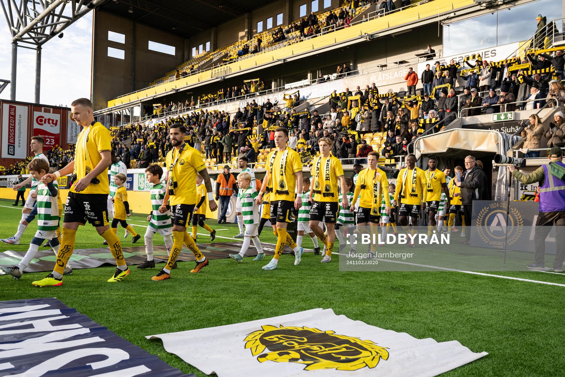 Elfsborgs spelare med tröja för att hylla Klas Ingesson