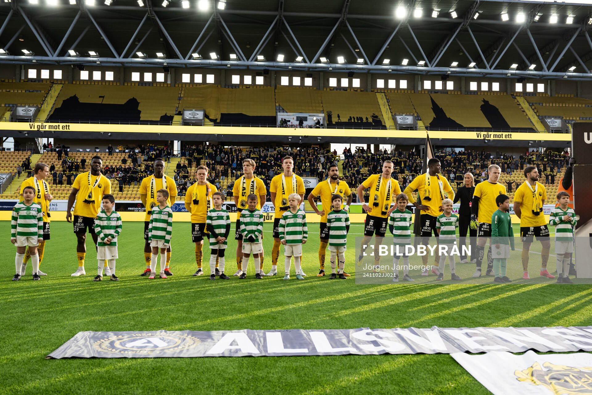 Elfsborgs spelare med tröja för att hylla Klas Ingesson