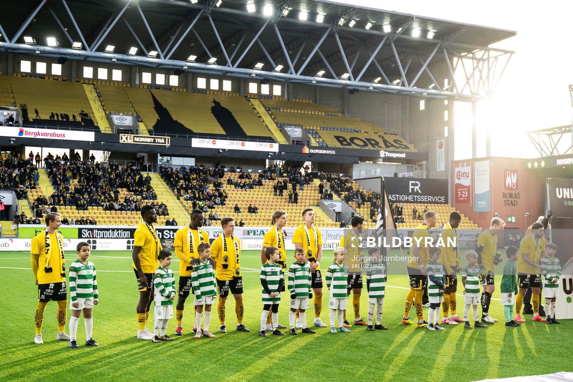 Elfsborgs spelare med tröja för att hylla Klas Ingesson