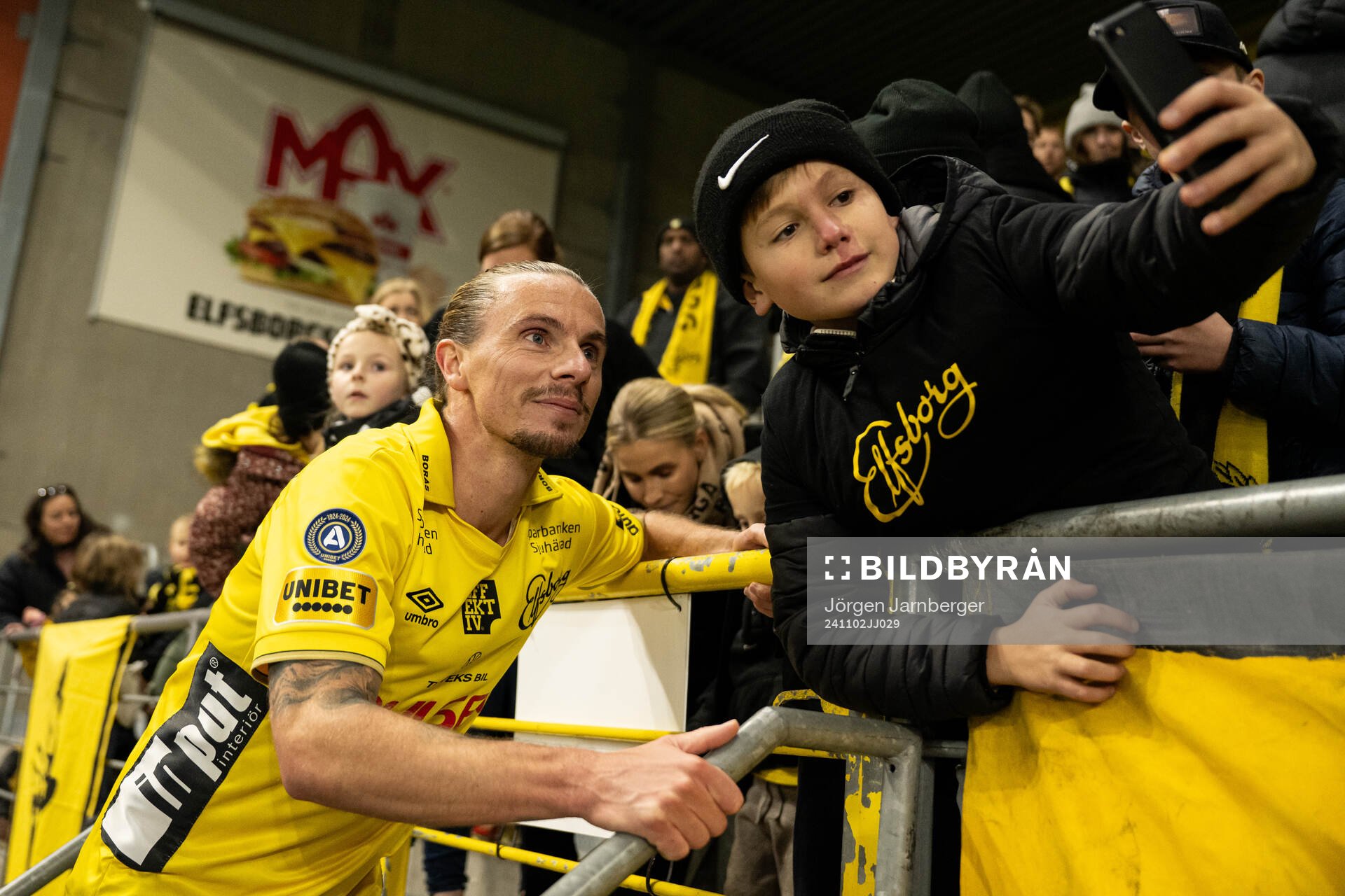 Elfsborgs Niklas Hult tar selfies med supportrar