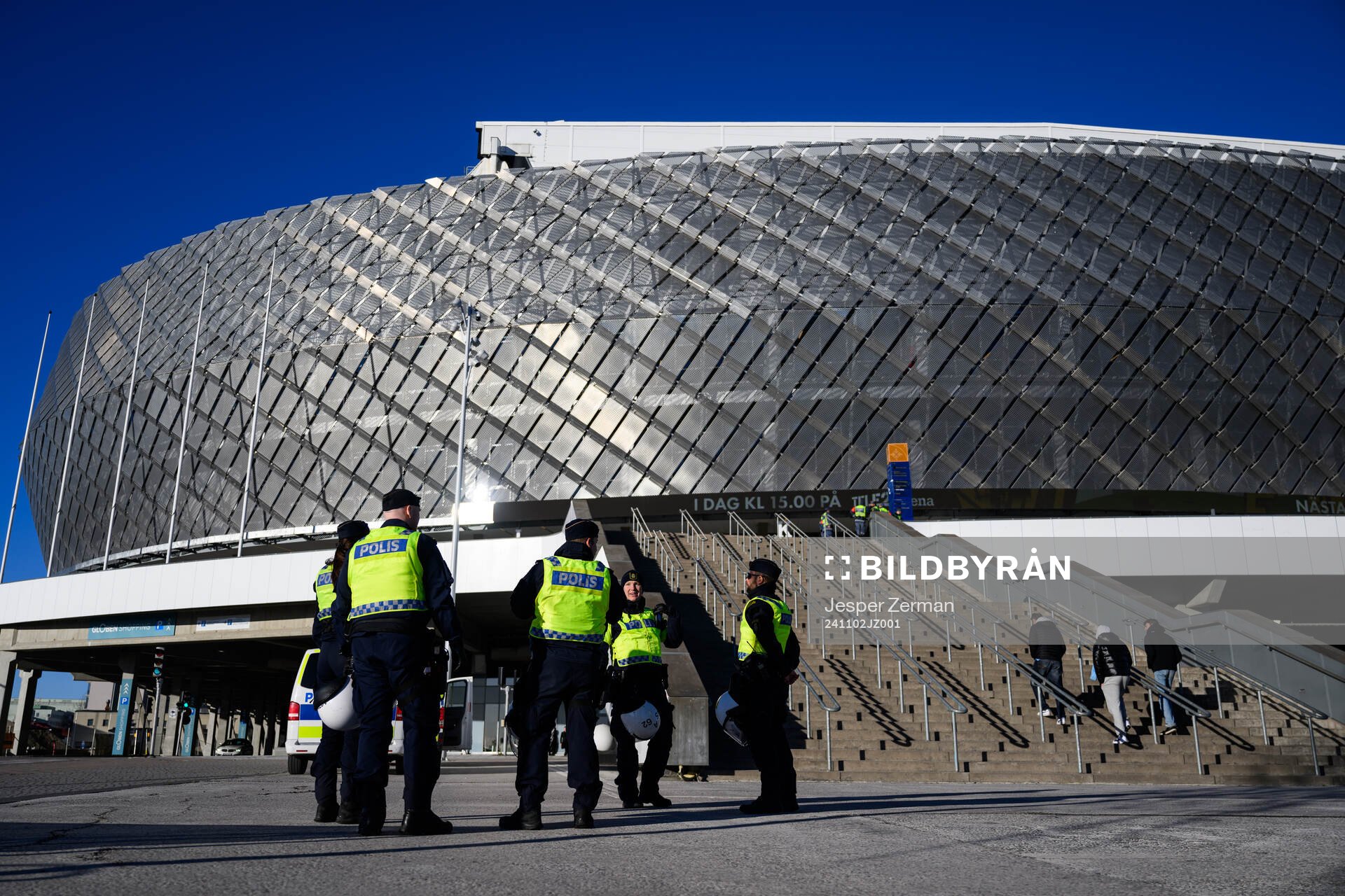 Poliser utanför Tele2 Arena