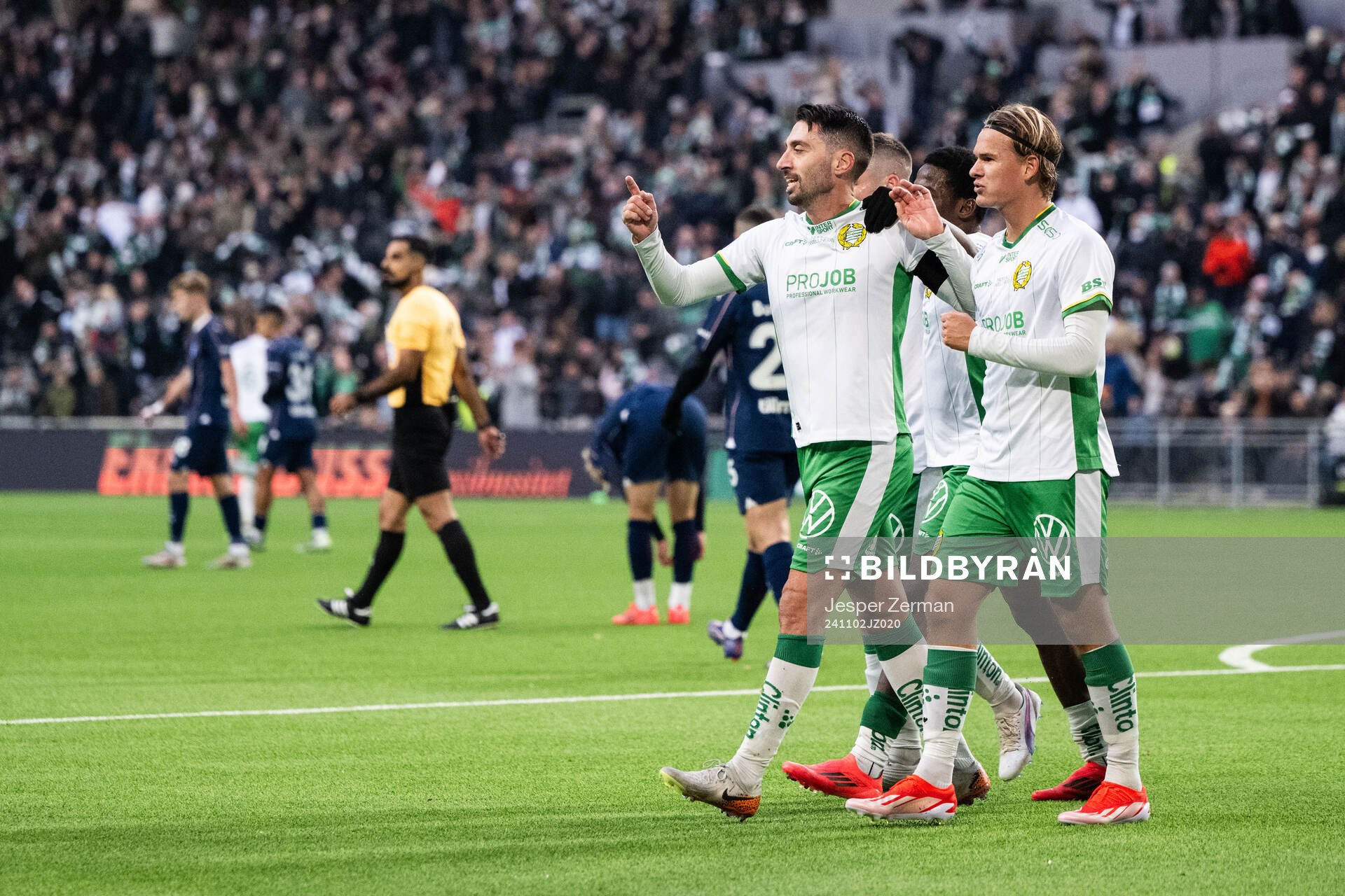 Hammarbys Nahir Besara jublar med lagkamrater