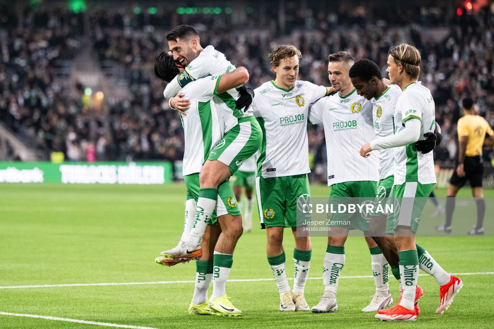 Hammarbys Jusef Erabi och Nahir Besara jublar