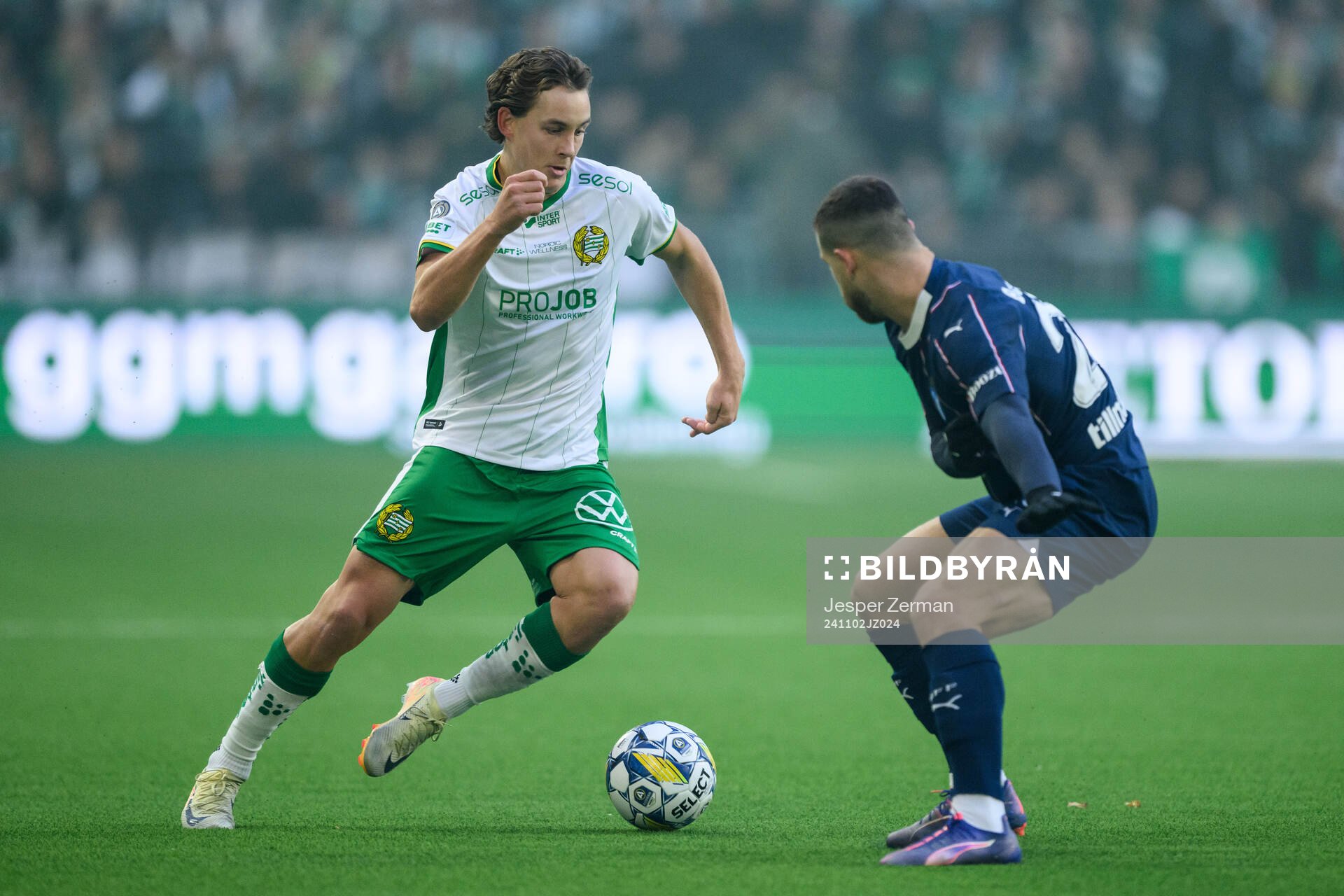 Hammarbys Hampus Skoglund och Malmö FFs Gabriel Busanello under fotbollsmatchen i Allsvenskan mellan Hammarby och Malmö FF den 2 november 2024 i Stockholm.