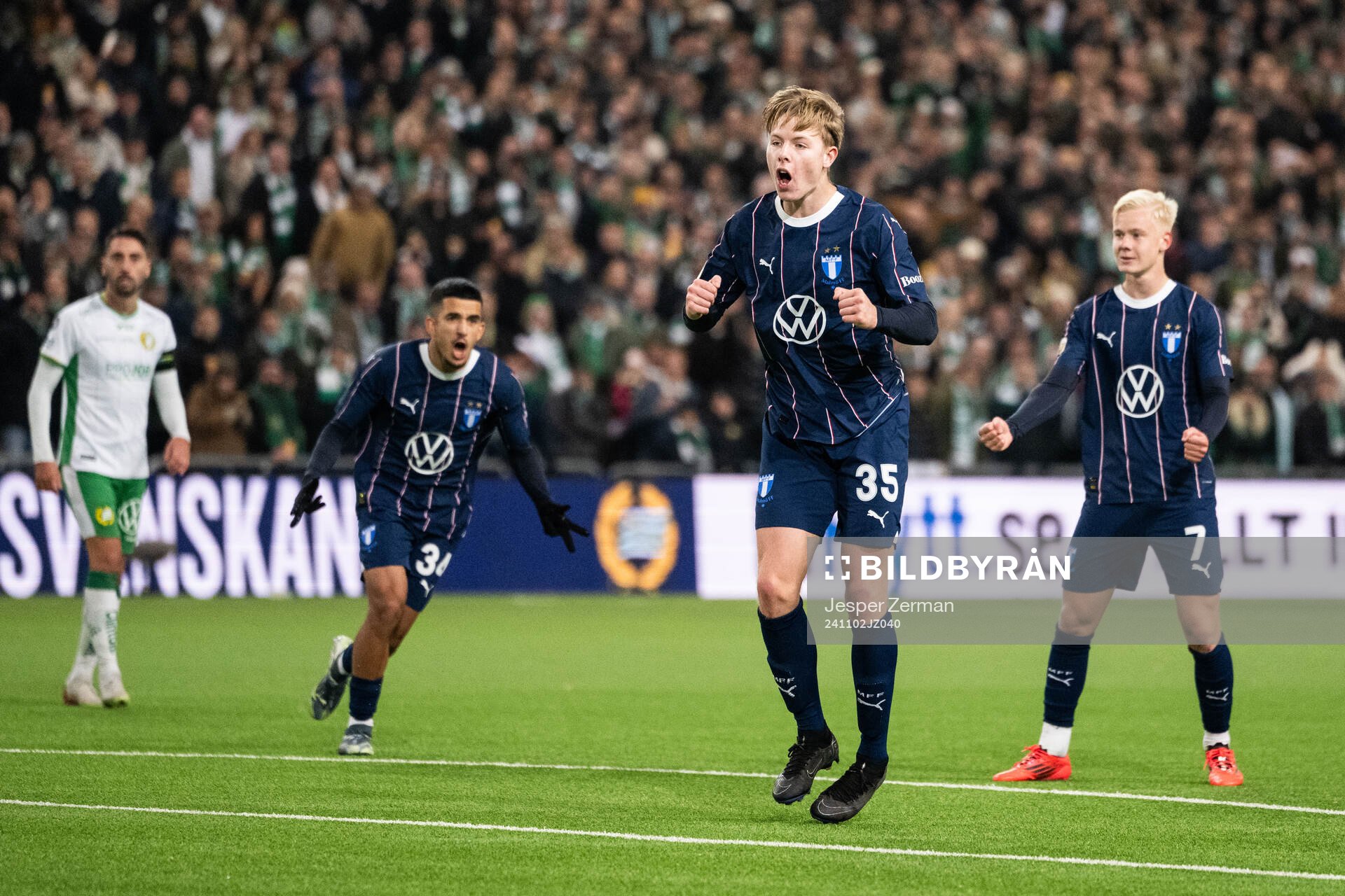 Malmö FFs Nils Zätterström jublar efter 2-1 under fotbollsmatchen i Allsvenskan mellan Hammarby och Malmö FF den 2 november 2024 i Stockholm.