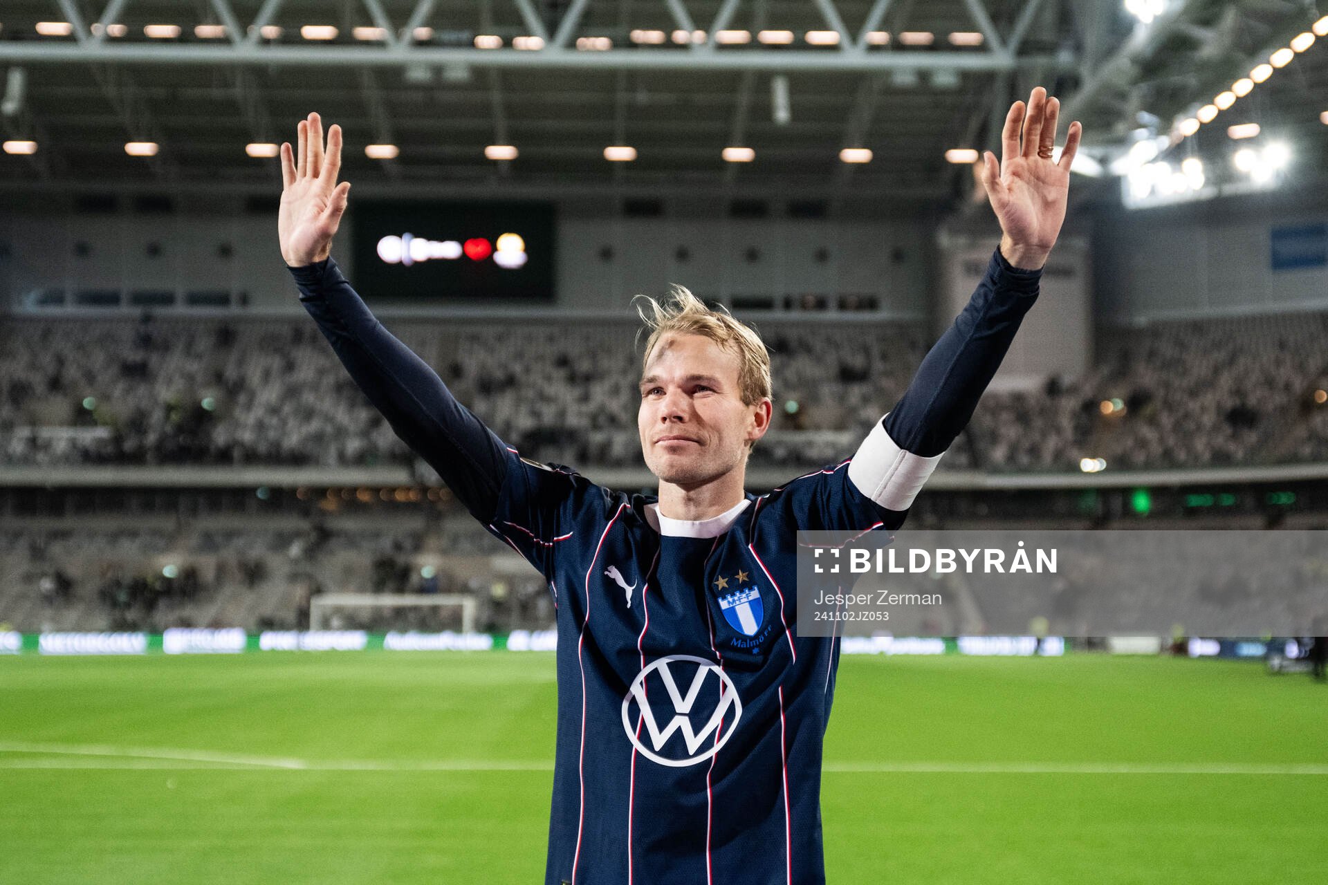 Malmö FFs Oscar Lewicki jublar efter fotbollsmatchen i Allsvenskan mellan Hammarby och Malmö FF den 2 november 2024 i Stockholm. 