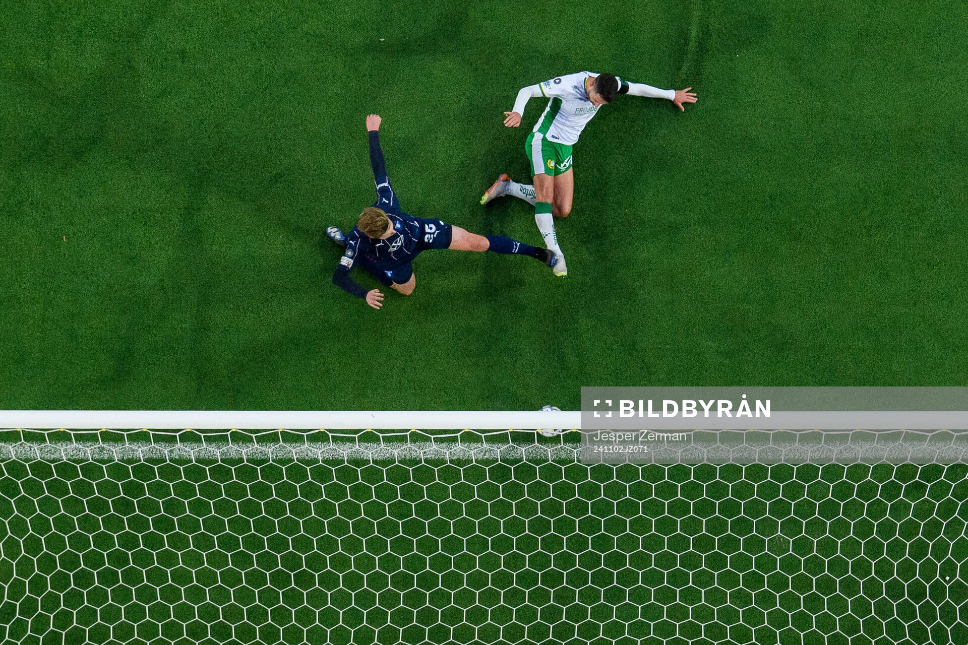 Hammarbys Nahir Besara gör 2-0 i kamp med Malmö FFs Nils Zätterström under fotbollsmatchen i Allsvenskan mellan Hammarby och Malmö FF den 2 november 2024 i Stockholm.