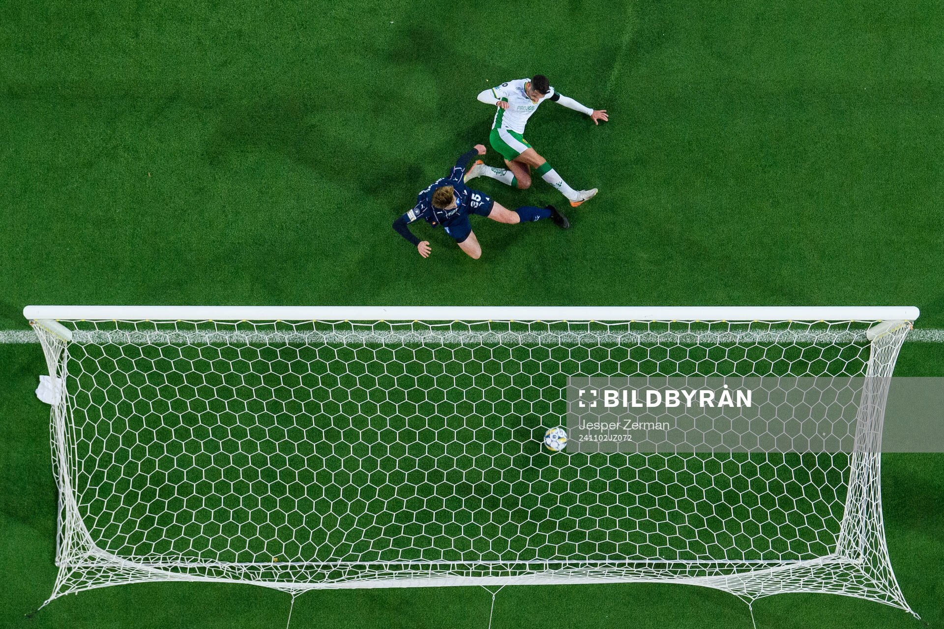 Hammarbys Nahir Besara gör 2-0 i kamp med Malmö FFs Nils Zätterström under fotbollsmatchen i Allsvenskan mellan Hammarby och Malmö FF den 2 november 2024 i Stockholm.