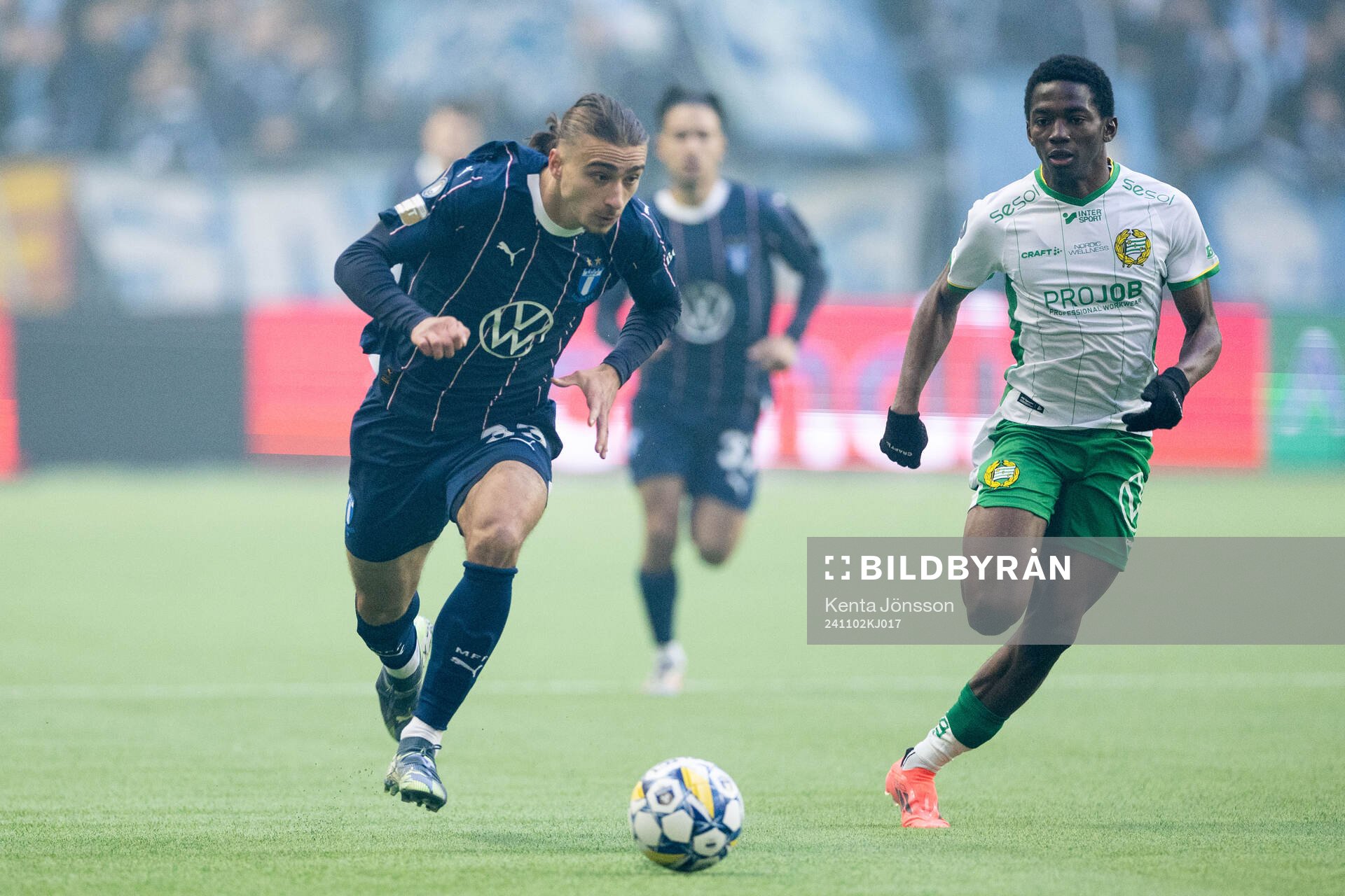 Malmö FFs Elison Makolli och Hammarbys Bouzomana Toure under fotbollsmatchen i Allsvenskan mellan Hammarby och Malmö FF den 2 november 2024 i Stockholm.