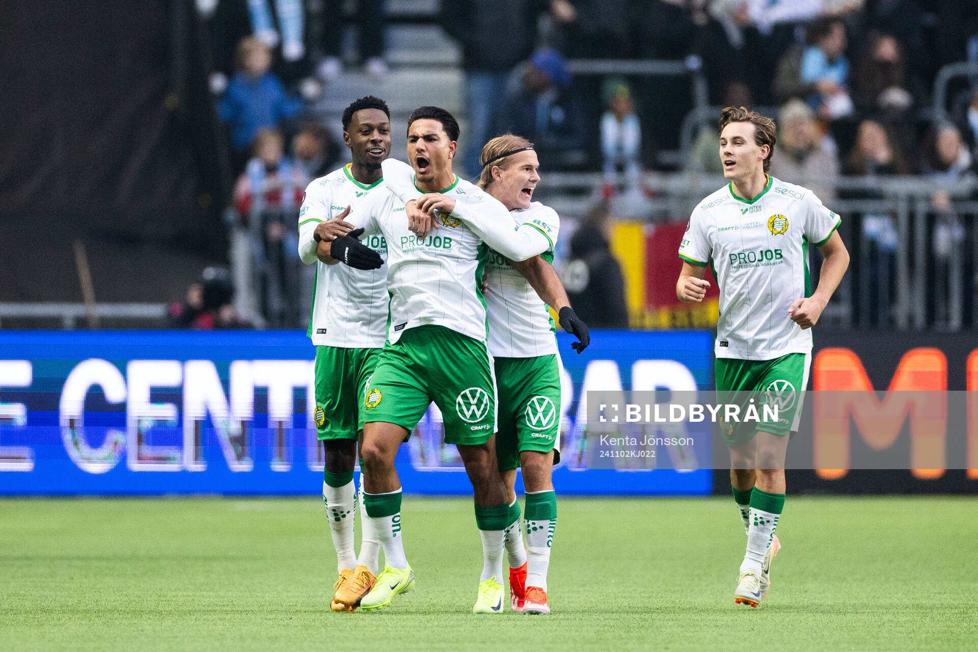 Hammarbys Jusef Erabi jublar med Shaquille Pinas och Markus