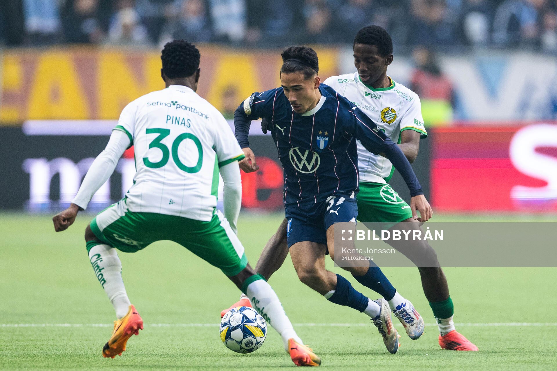 Malmö FFs Adrian Skogmar mot Hammarbys Shaquille Pinas och