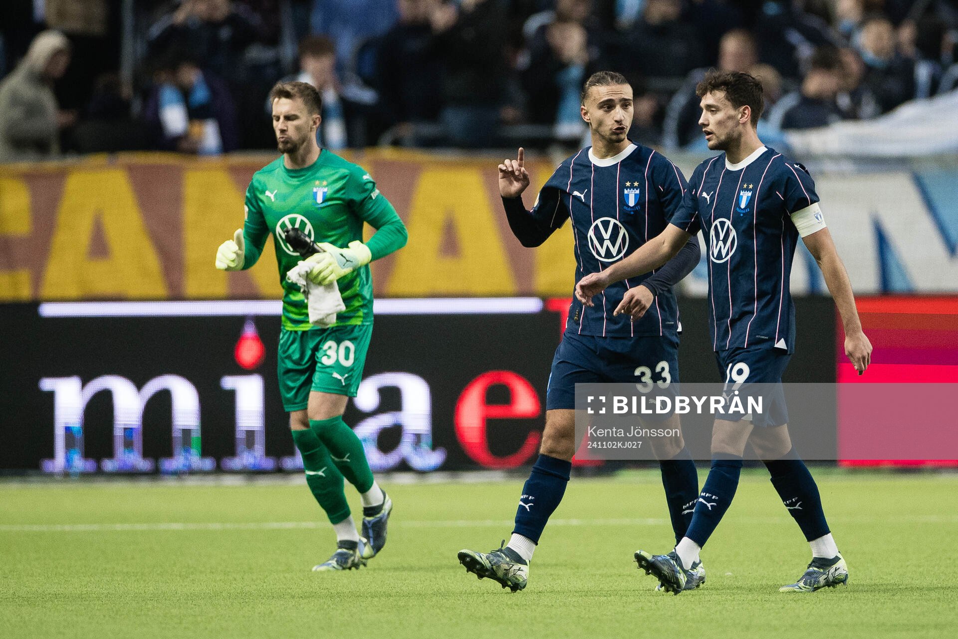Malmö FFs Elison Makolli och Colin Rösler deppar