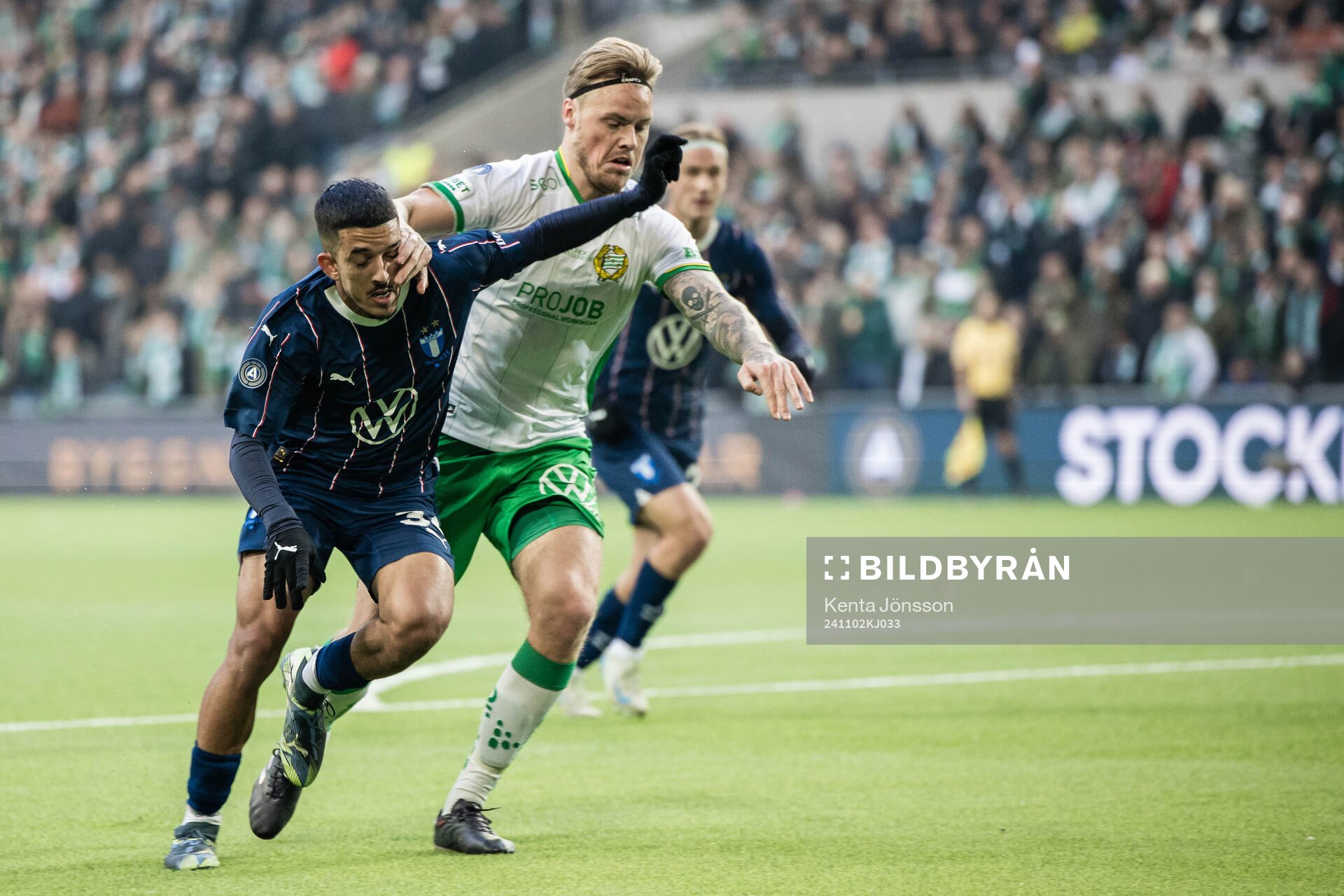 Malmö FFs Zakaria Loukili och Hammarbys Victor Eriksson under fotbollsmatchen i Allsvenskan mellan Hammarby och Malmö FF den 2 november 2024 i Stockholm.