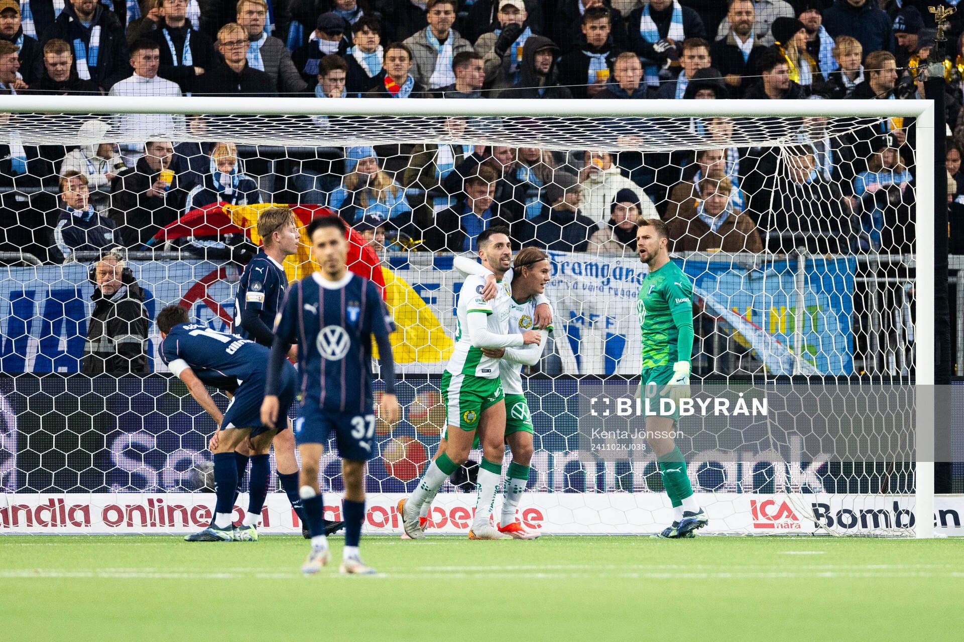 Hammarbys Nahir Besara jublar med Markus Karlsson