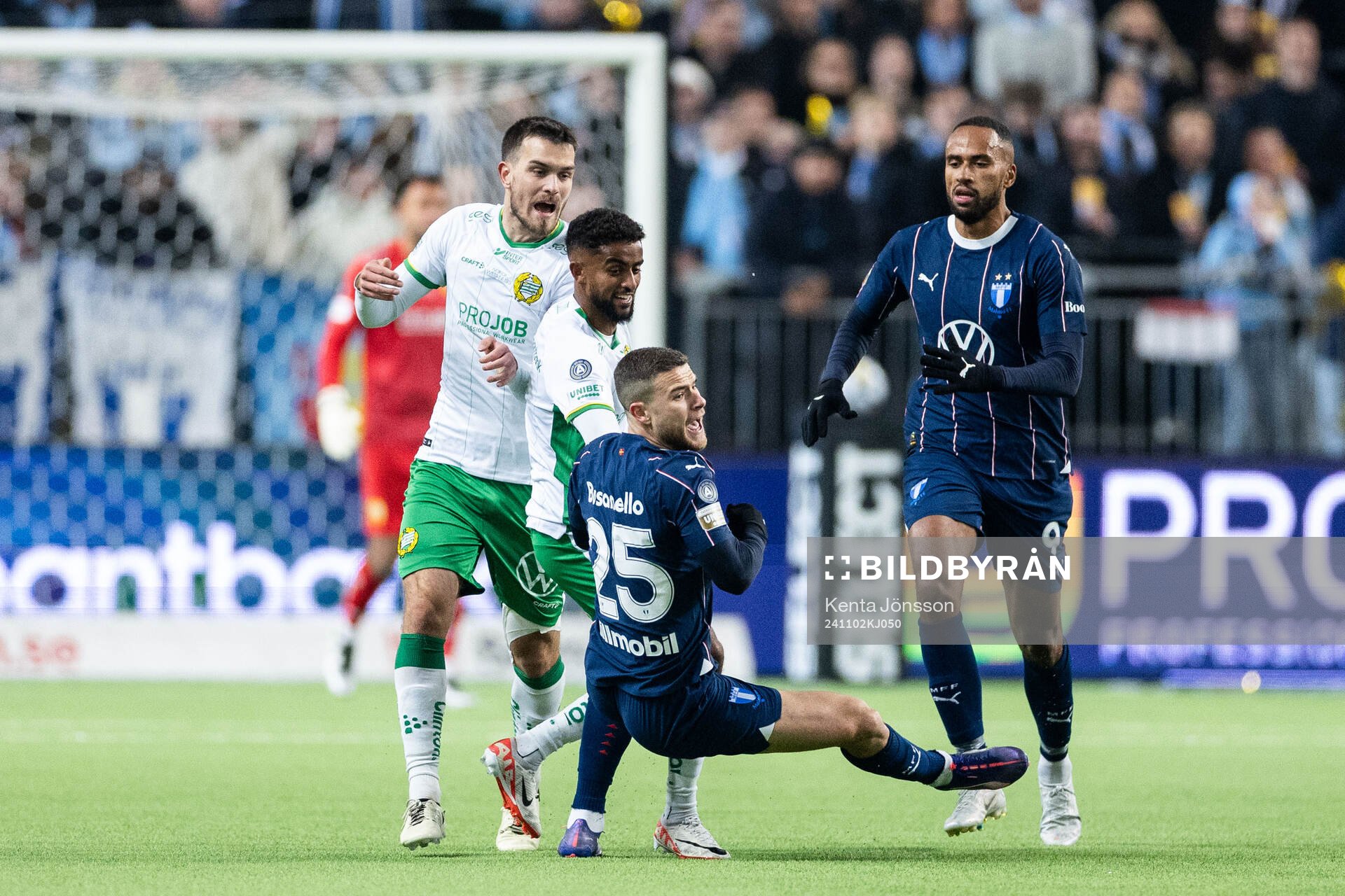 Hammarbys Tesfaldet Tekie och Malmö FFs Gabriel Busanello