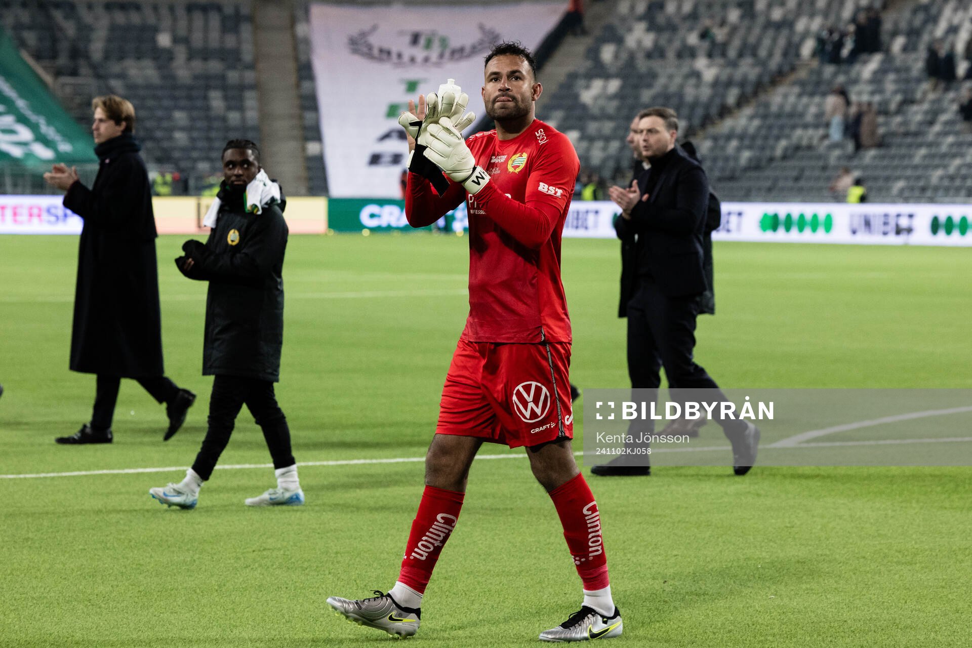 Hammarbys målvakt Warner Hahn applåderar publiken