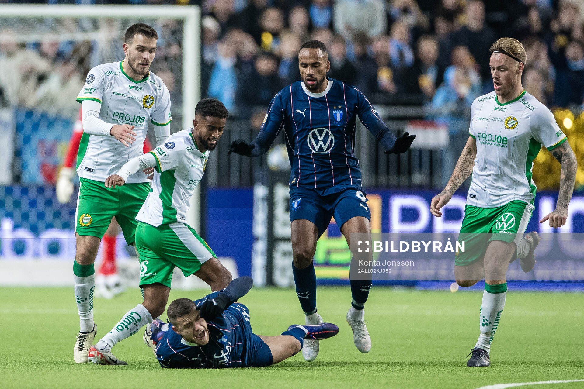 Hammarbys Pavle Vagic och Tesfaldet Tekie i ett bröl med