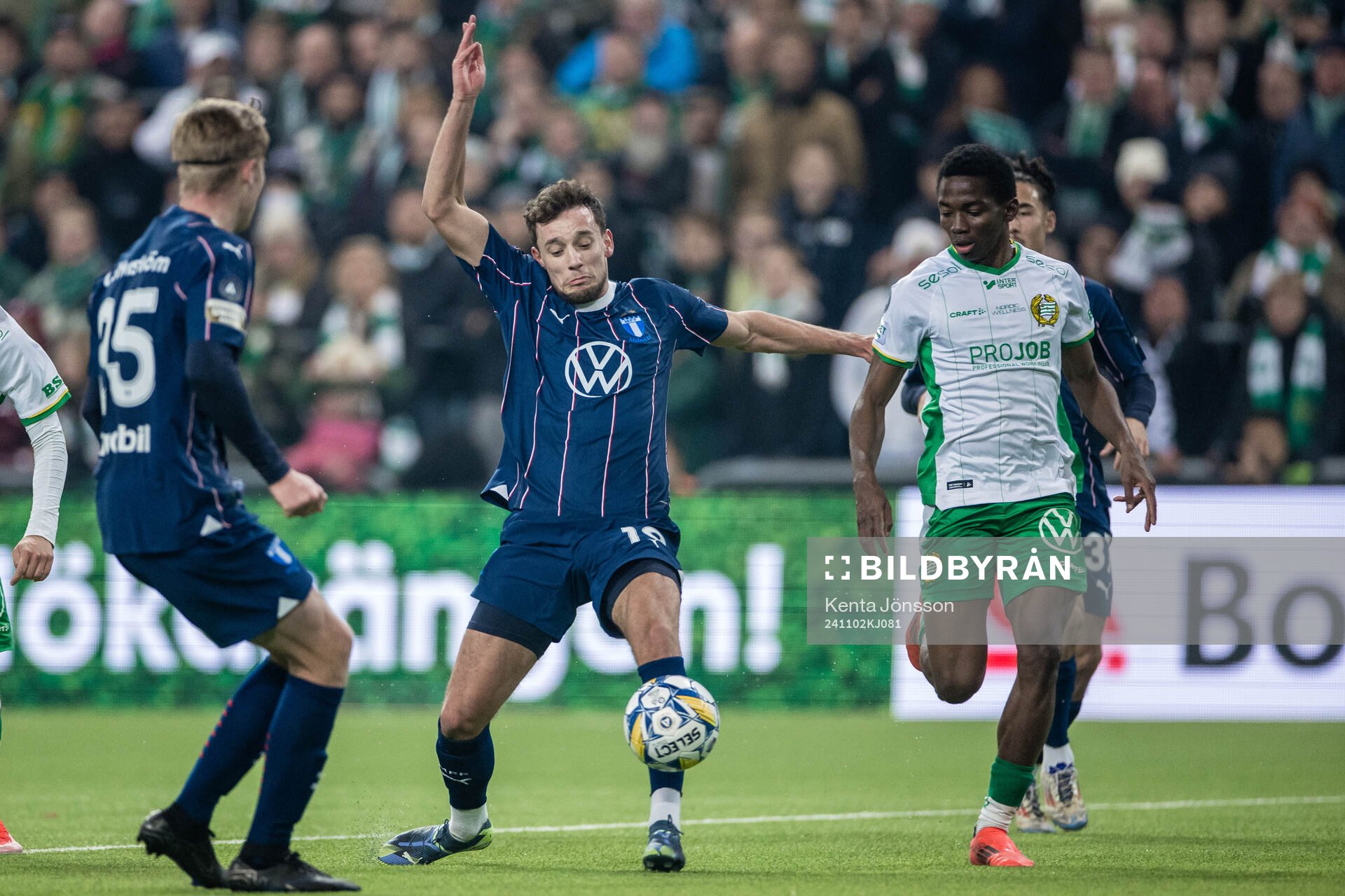 Malmö FFs Colin Rösler och Hammarbys Bazoumana Touré under fotbollsmatchen i Allsvenskan mellan Hammarby och Malmö FF den 2 november 2024 i Stockholm.