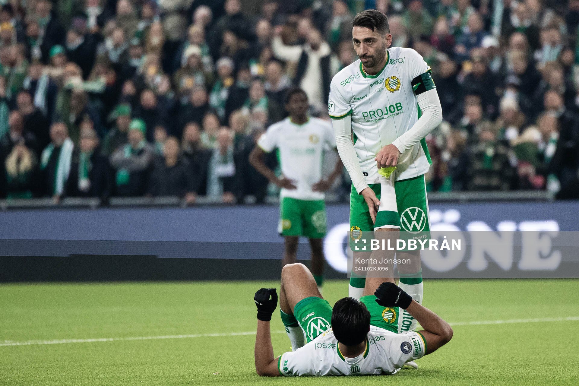 Hammarbys Jusef Erabi har ont och får hjälp av Nahir