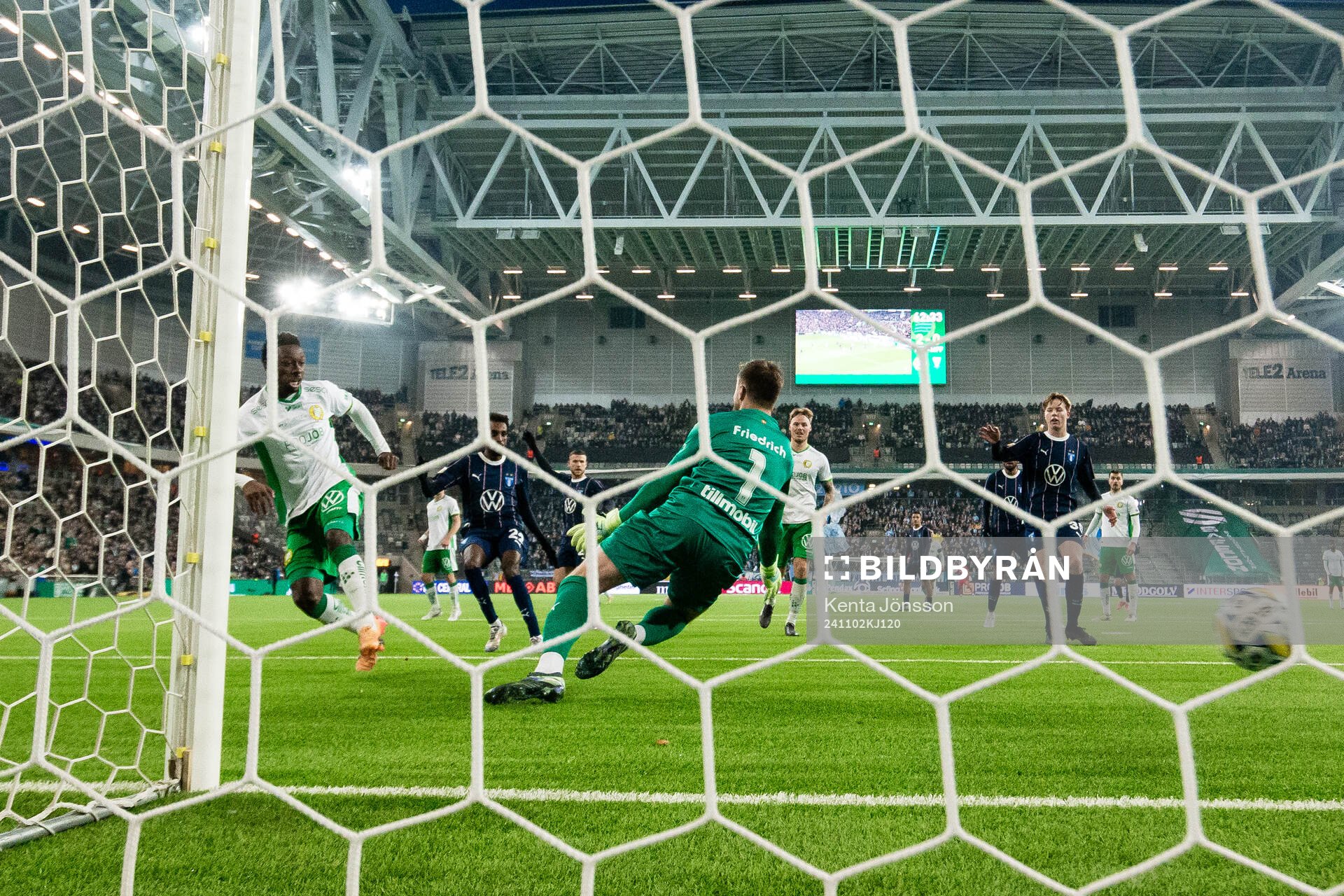 Hammarbys Shaquille Pinas och Malmö FFs målvakt Ricardo