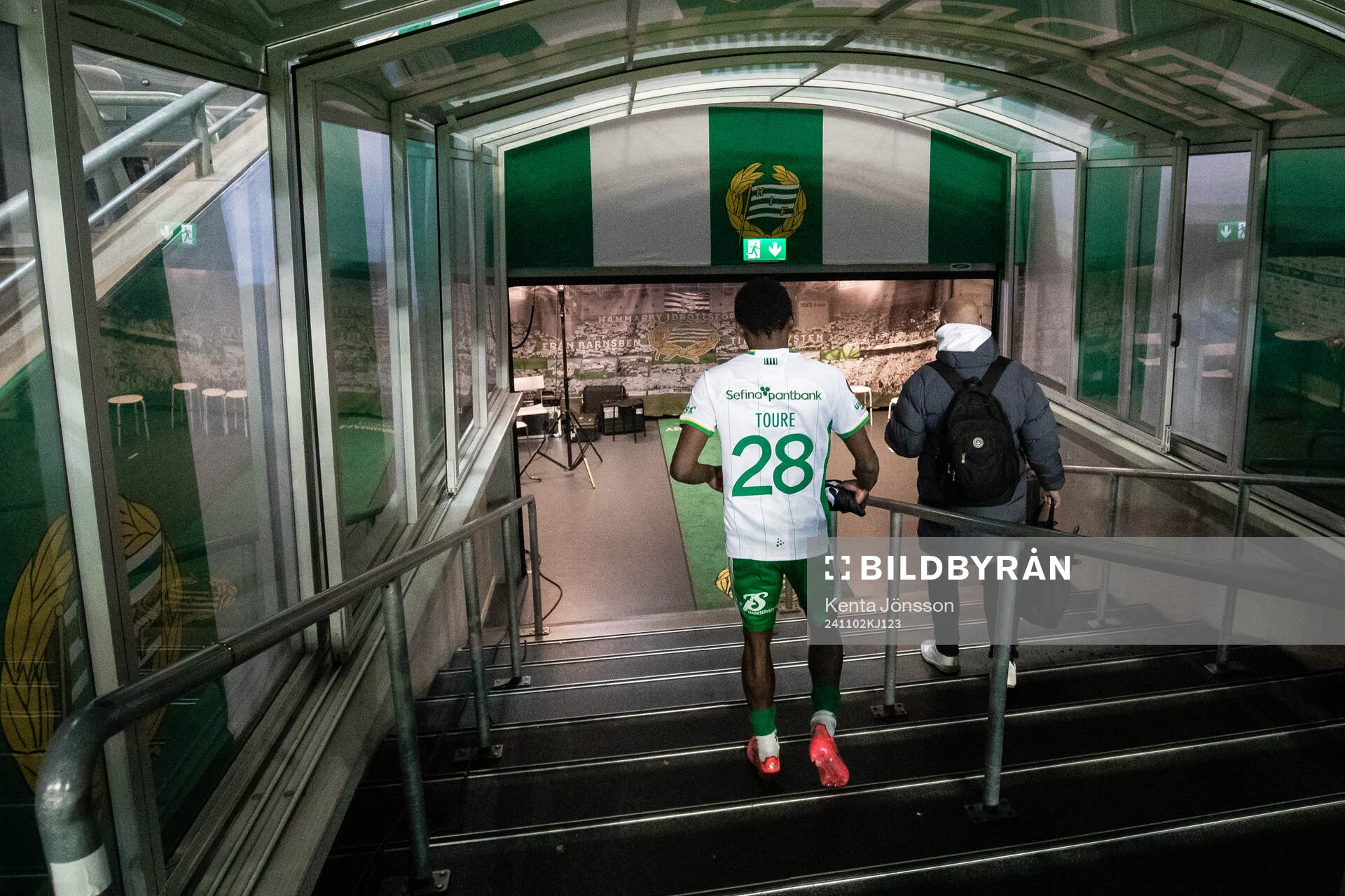 Hammarbys Bazoumana Touré lämnar planen