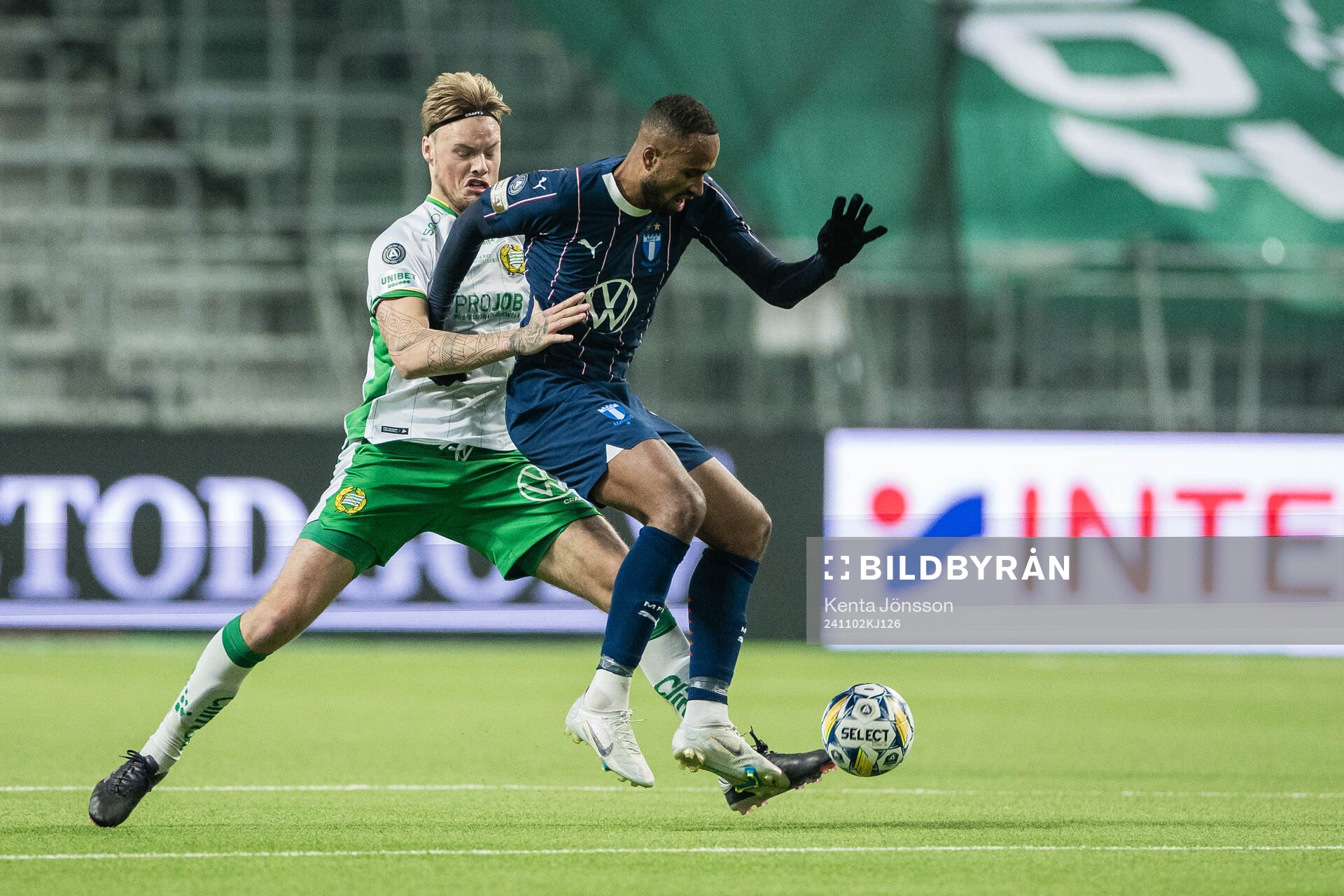 Hammarbys Victor Eriksson och Malmö FFs Isaac Kiese Thelin
