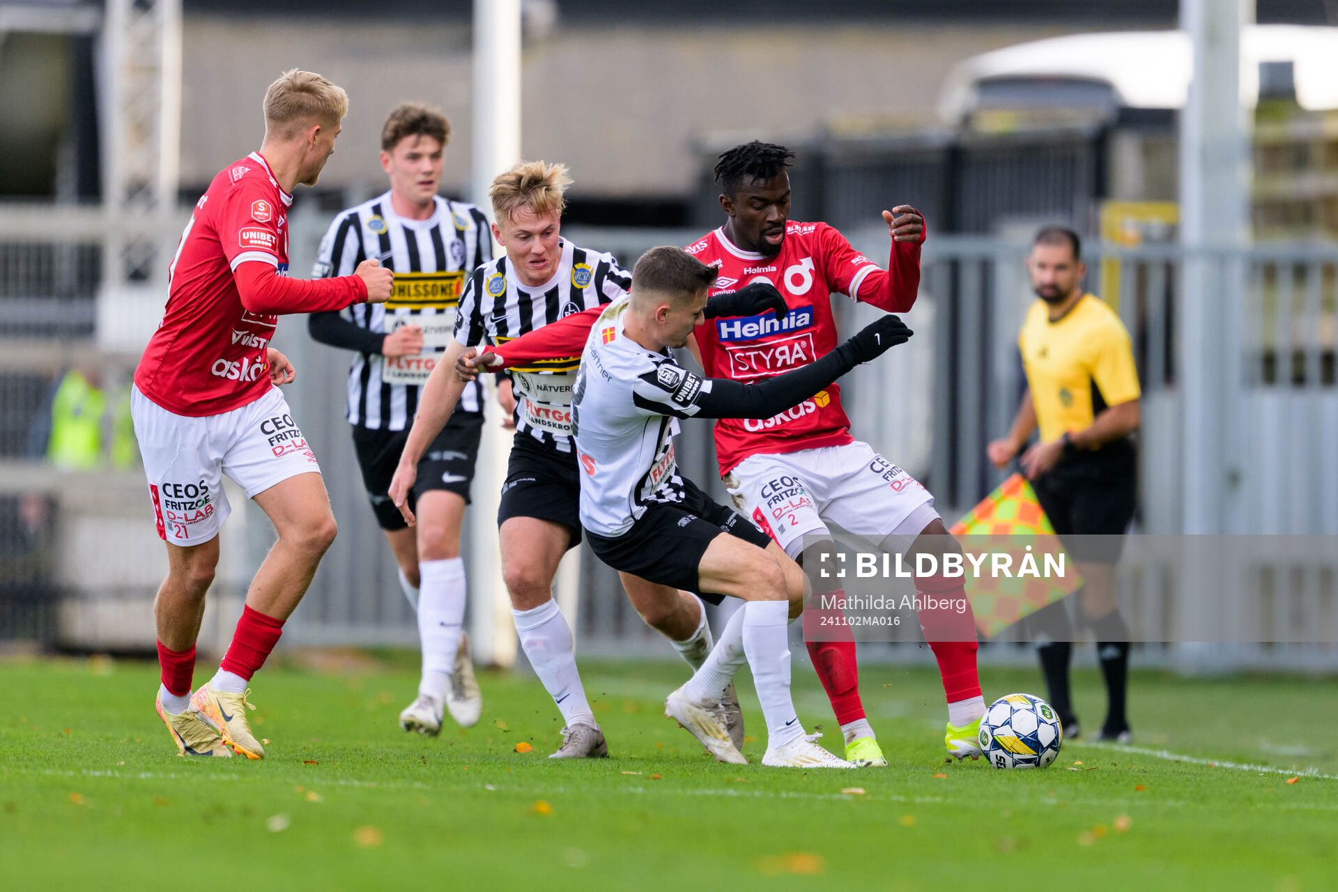 Landskronas Edi Sylisufaj och Degerfors Mamadouba Diaby under fotbollsmatchen i Superettan mellan Landskrona och Degerfors den 2 november 2024 i Landskrona.