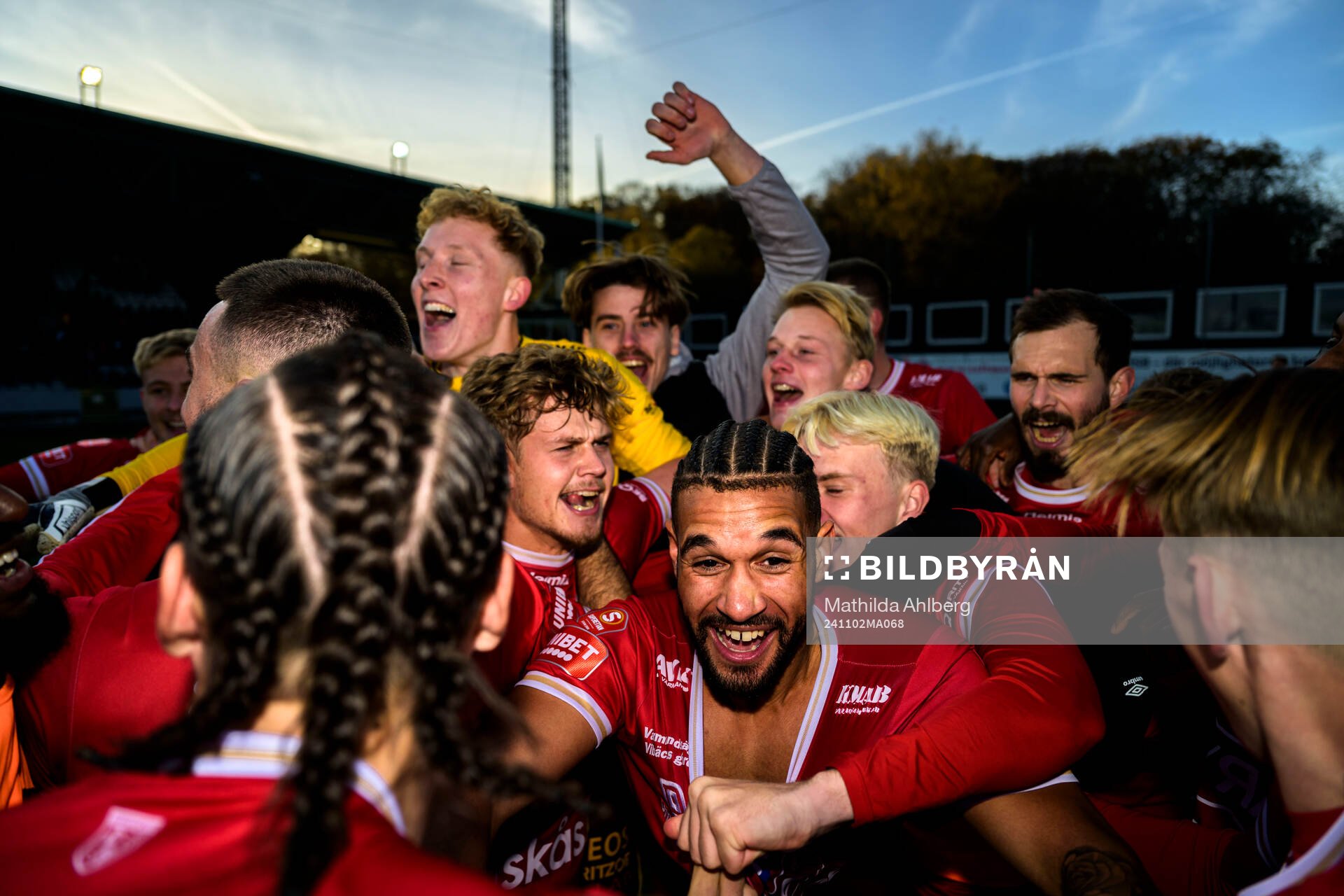 Degerfors spelare jublar