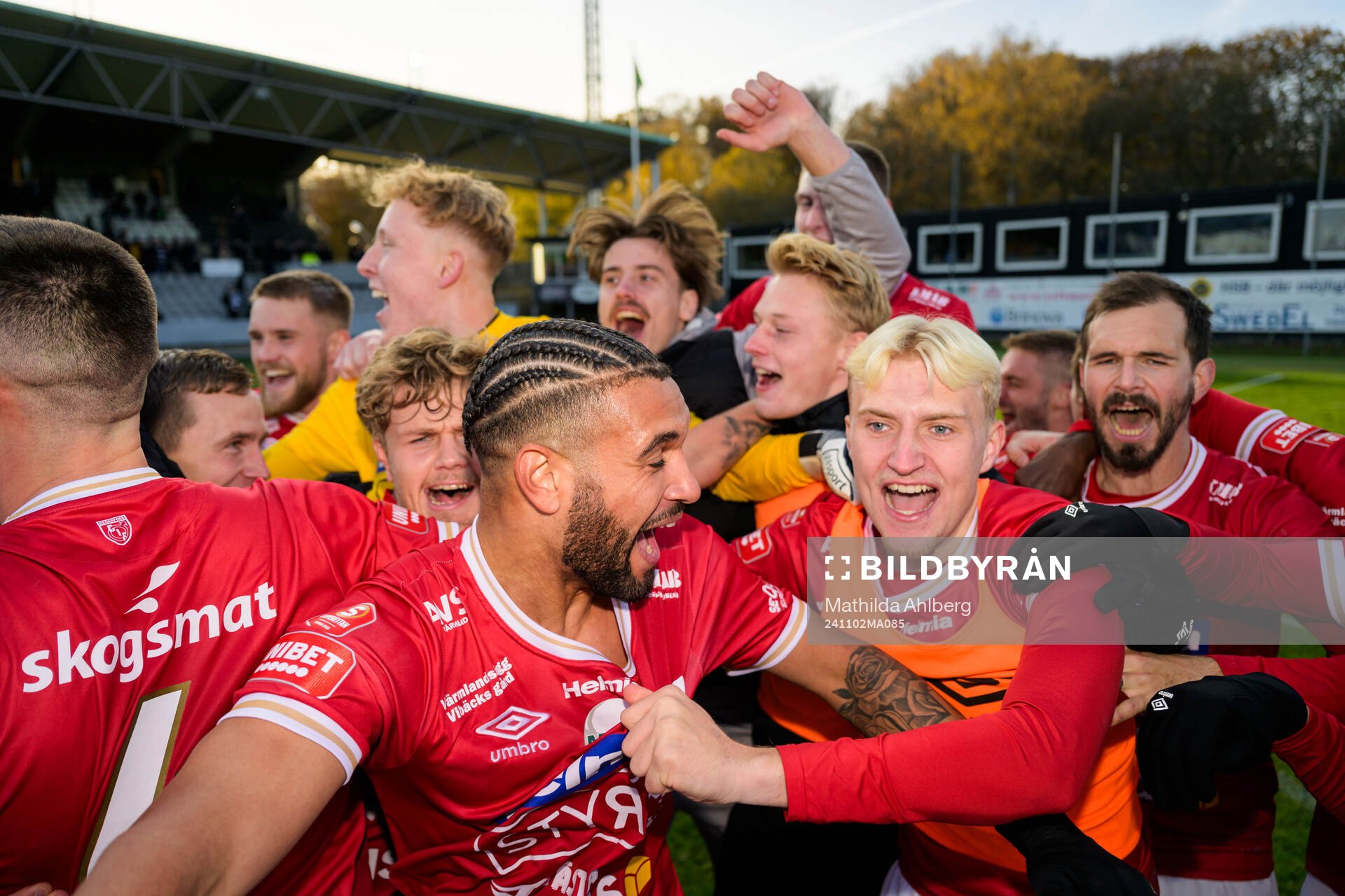 Degerfors spelare jublar