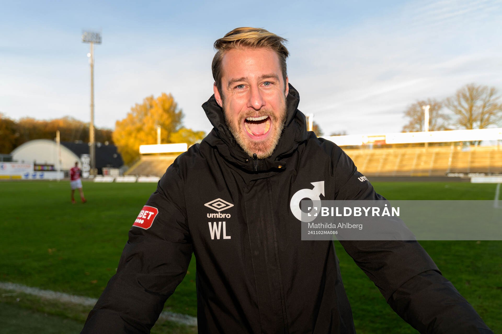 Degerfors tränare William Lundin jublar