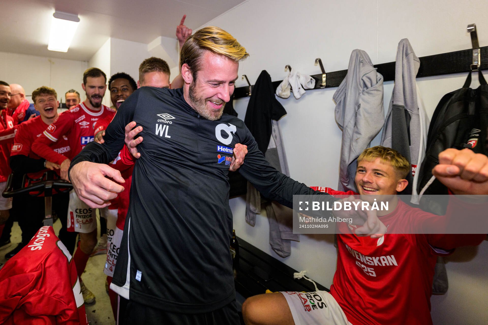 Degerfors tränare William Lundin jublar