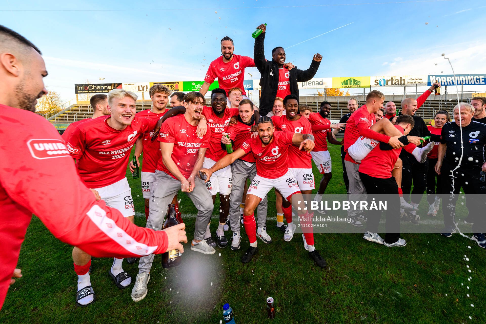 Degerfors spelare jublar över avancemanget till Allsvenskan